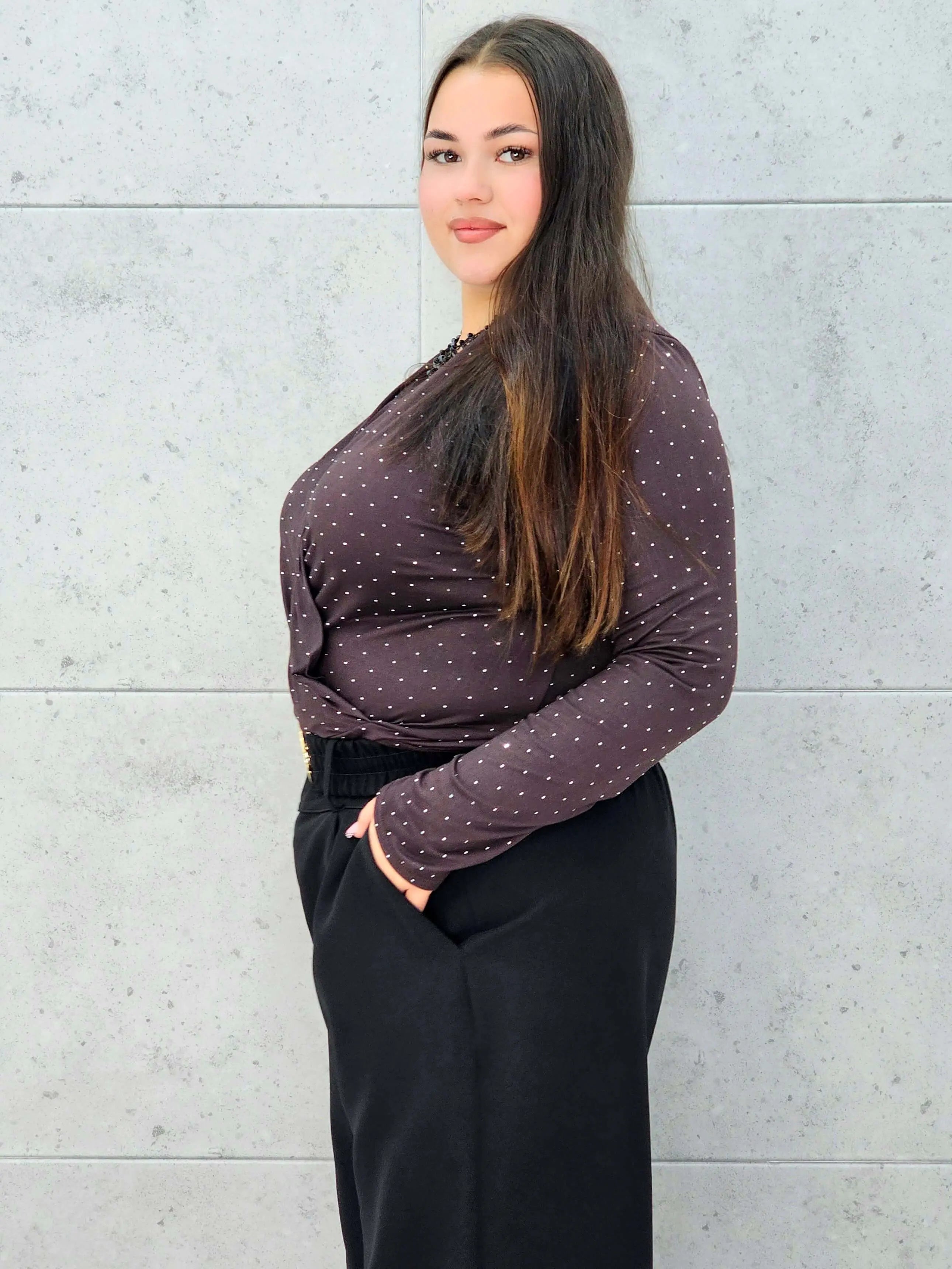 Body plus size kopertowe w drobne kropeczki – elegancja i wygoda Stylowa XL Stylowa XL