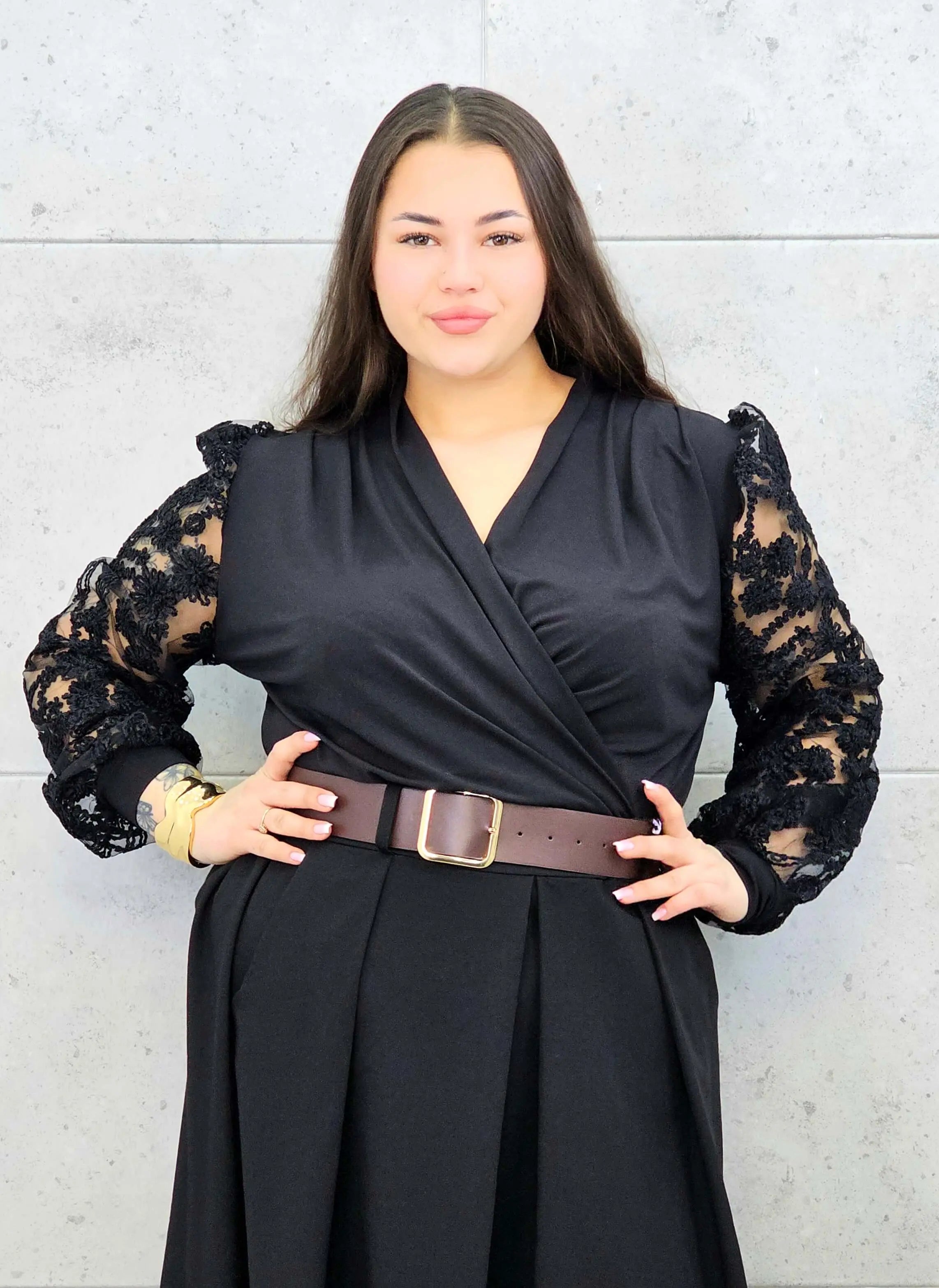 Body plus size z koronkowymi rękawami – elegancki model dla kobiet XXL. Stylowa XL
