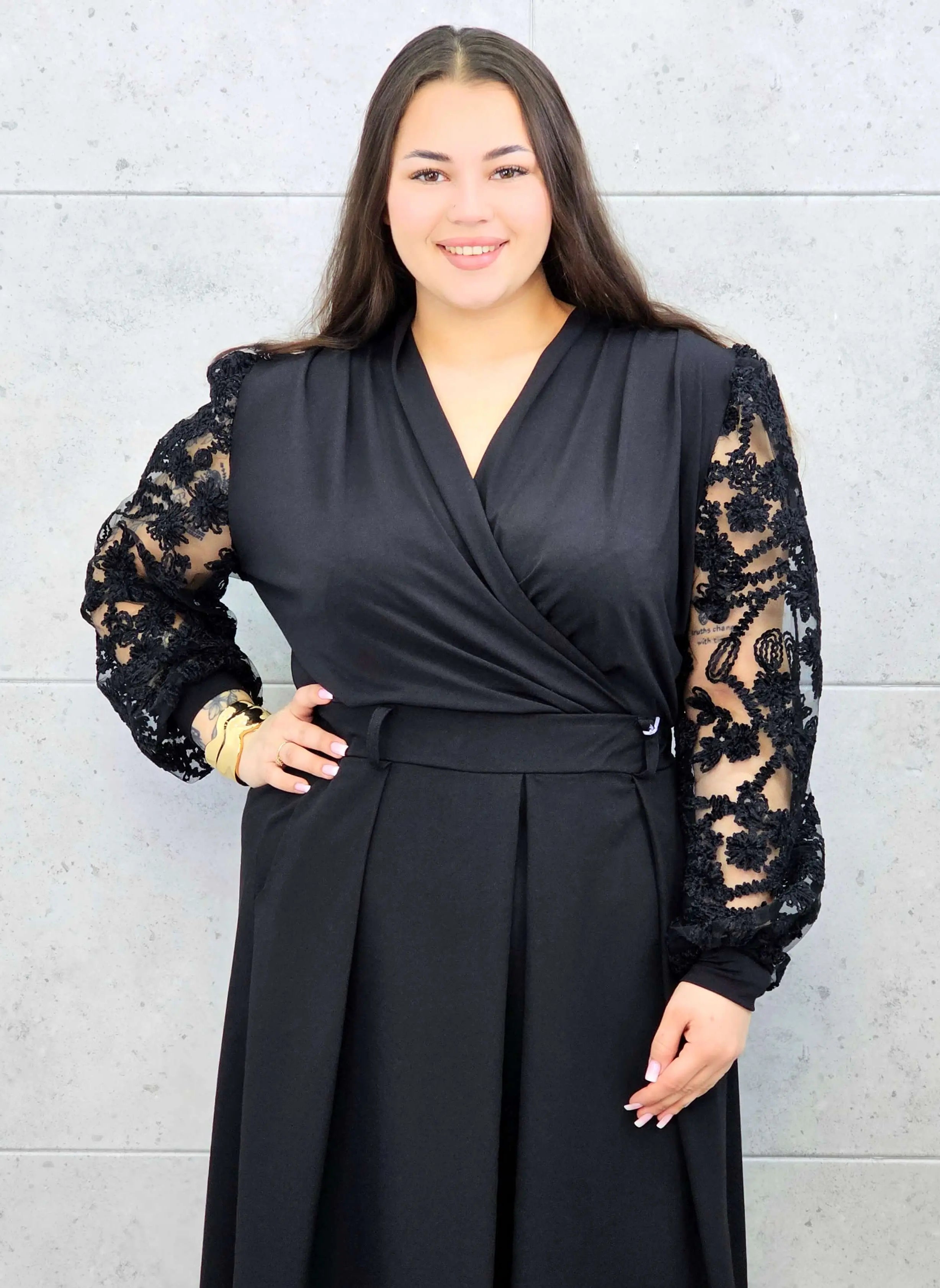 Body plus size z koronkowymi rękawami – elegancki model dla kobiet XXL. Stylowa XL