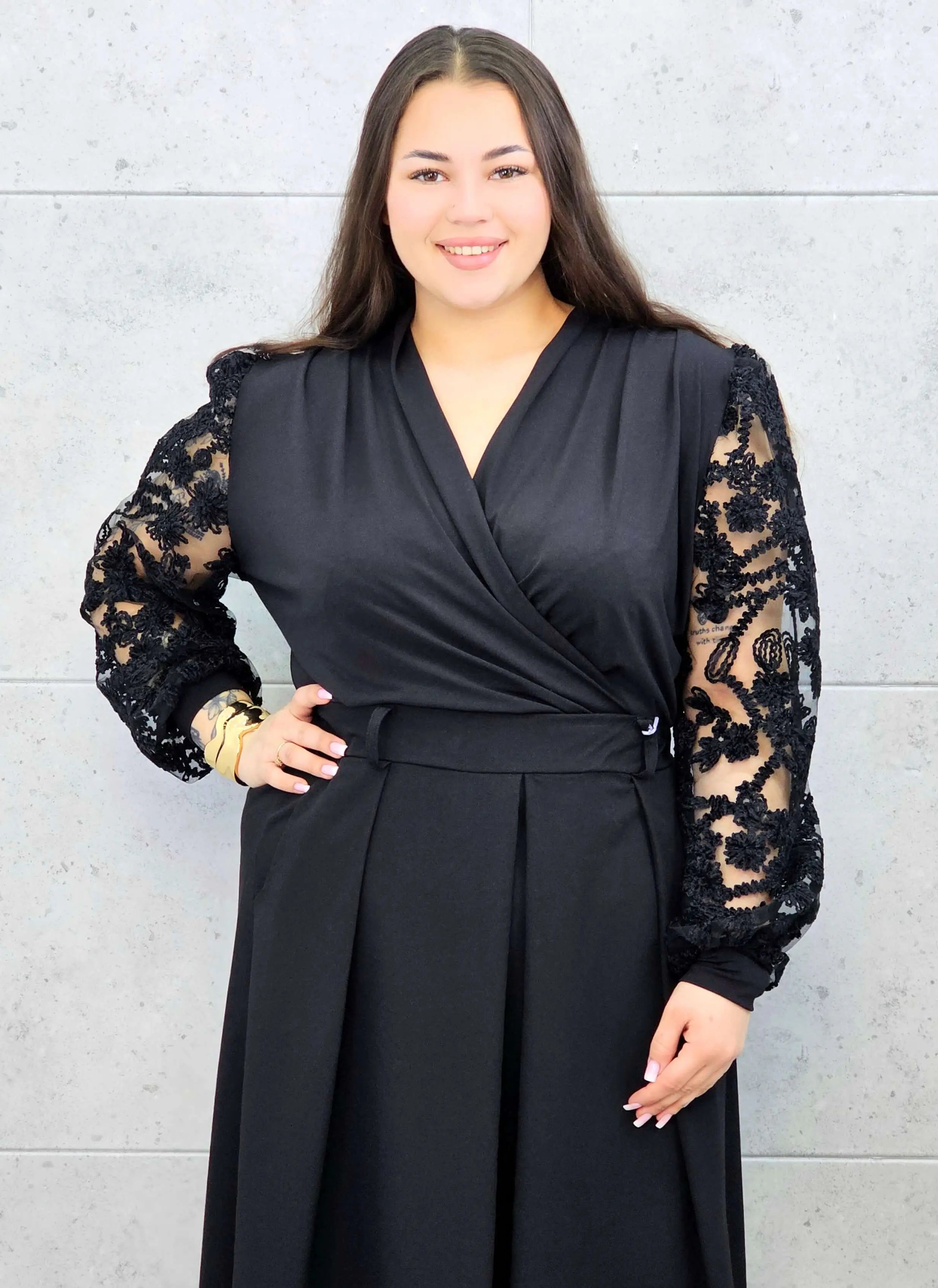 Body plus size z koronkowymi rękawami – elegancki model dla kobiet XXL. Stylowa XL