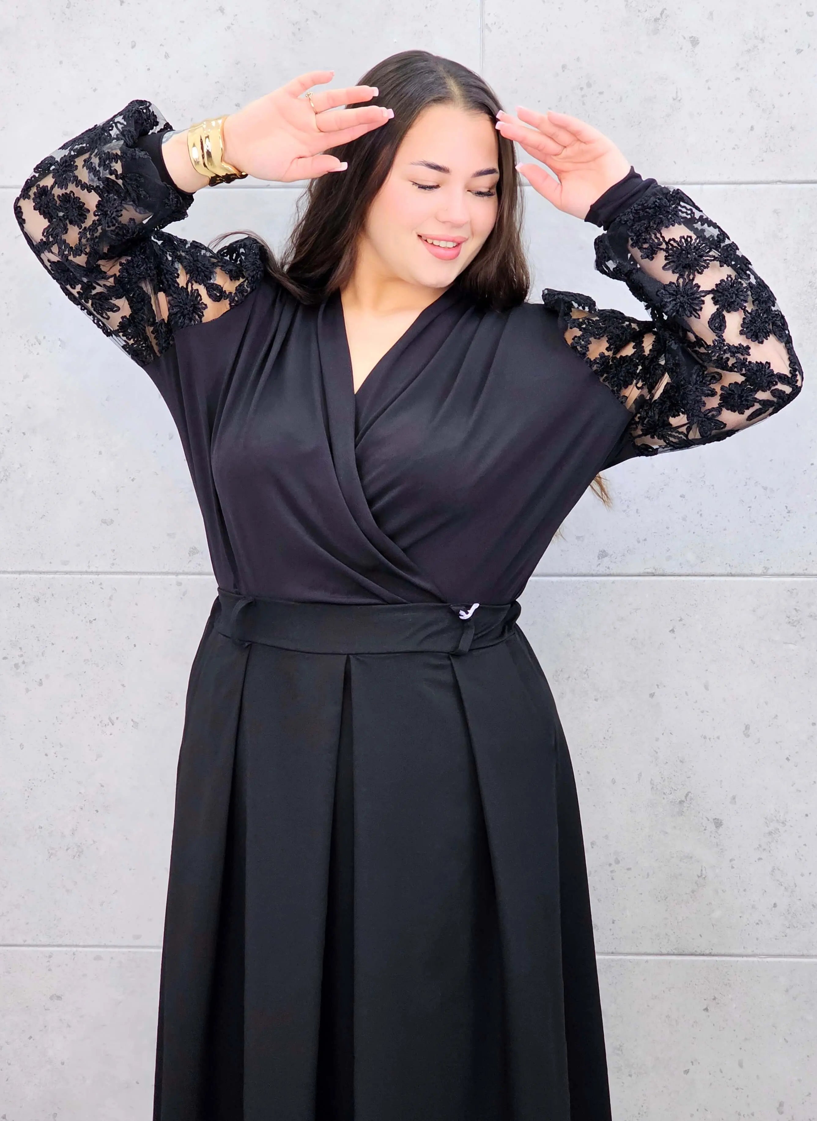 Body plus size z koronkowymi rękawami – elegancki model dla kobiet XXL. Stylowa XL
