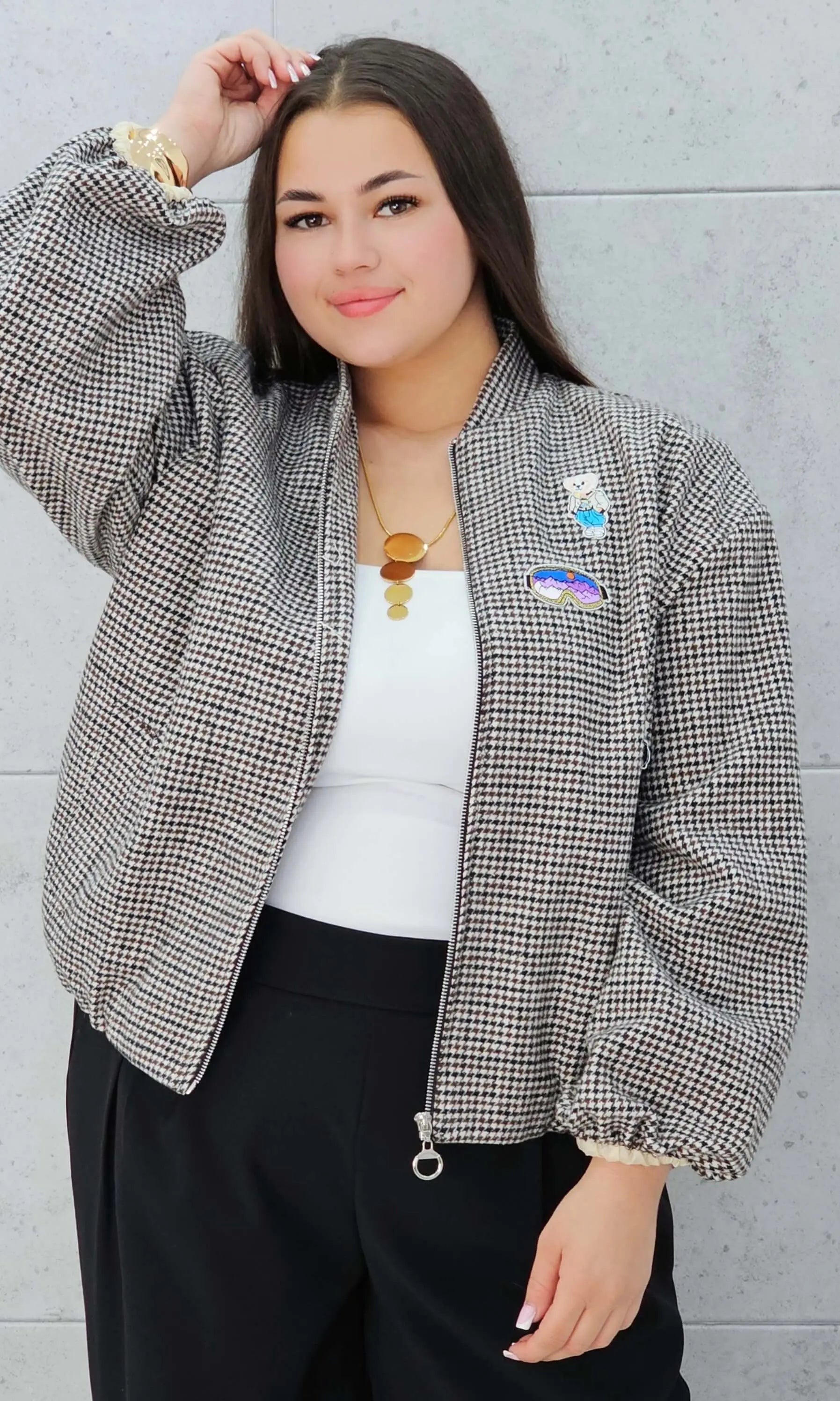 Bomberka plus size – modna, wygodna i stylowa kurtka dla każdej kobietyw kratkę z aplikacjami Stylowa XL