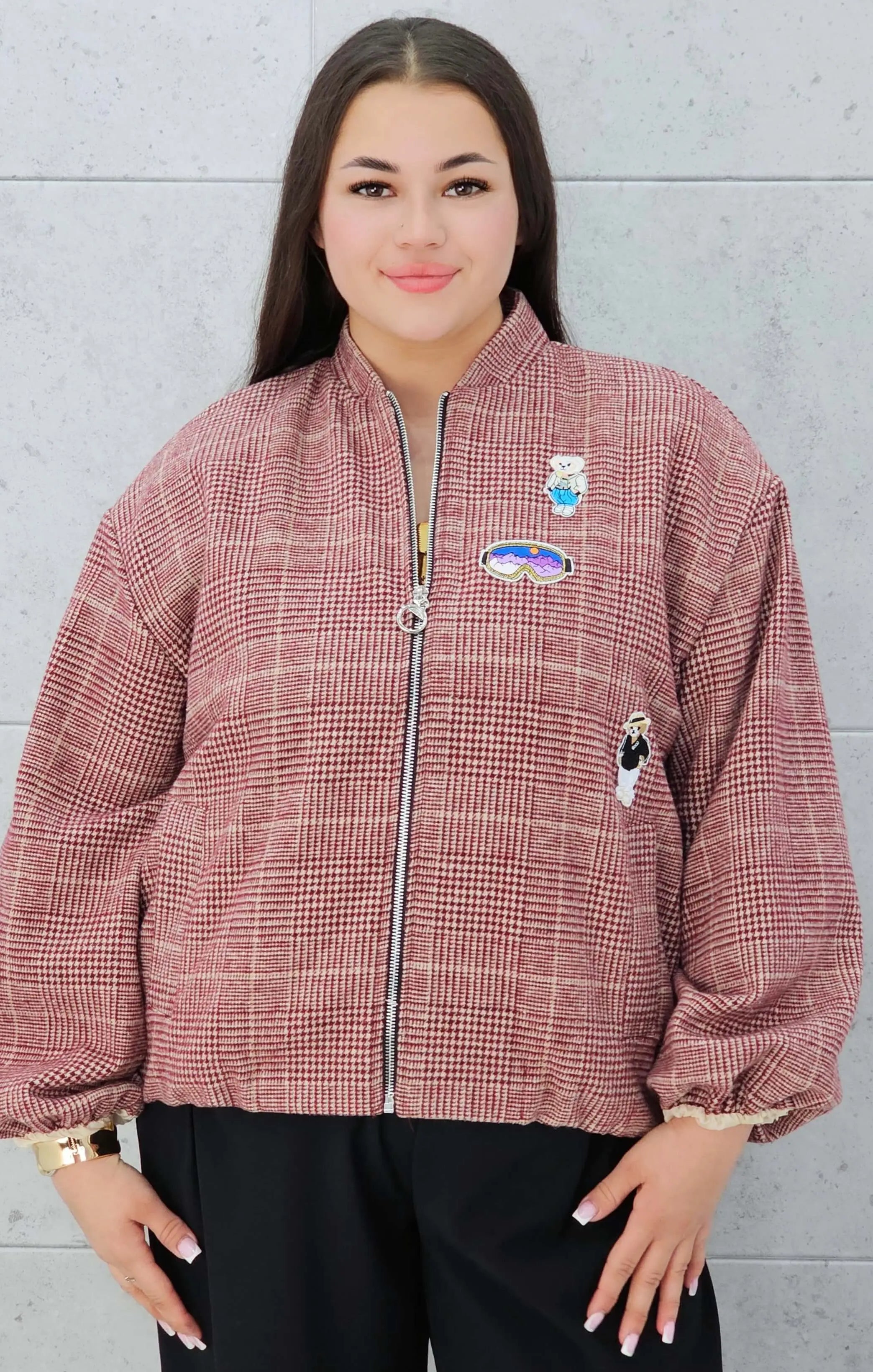 Bomberka plus size – modna, wygodna i stylowa kurtka dla każdej kobietyw kratkę z aplikacjami Stylowa XL