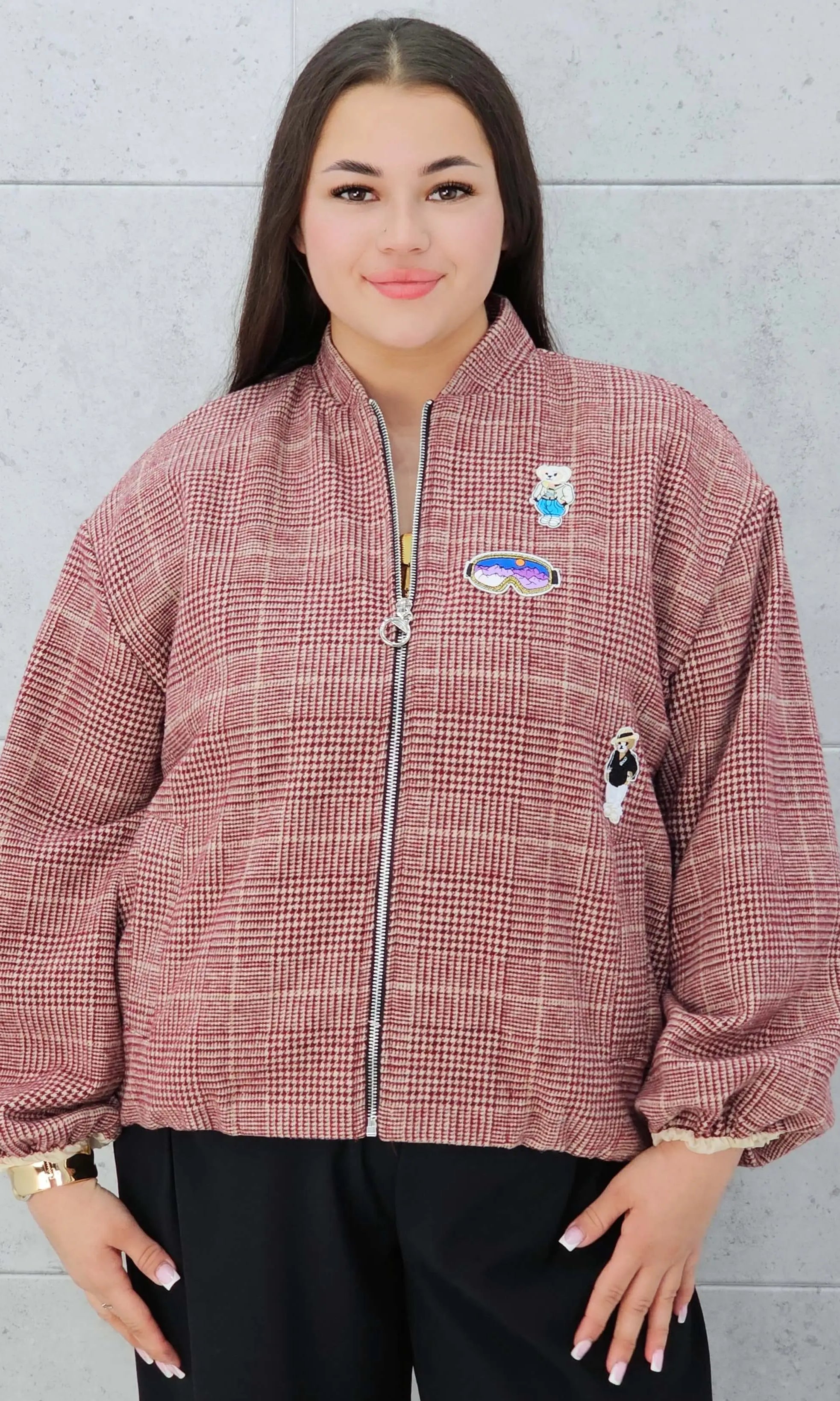 Bomberka plus size – modna, wygodna i stylowa kurtka dla każdej kobietyw kratkę z aplikacjami Stylowa XL