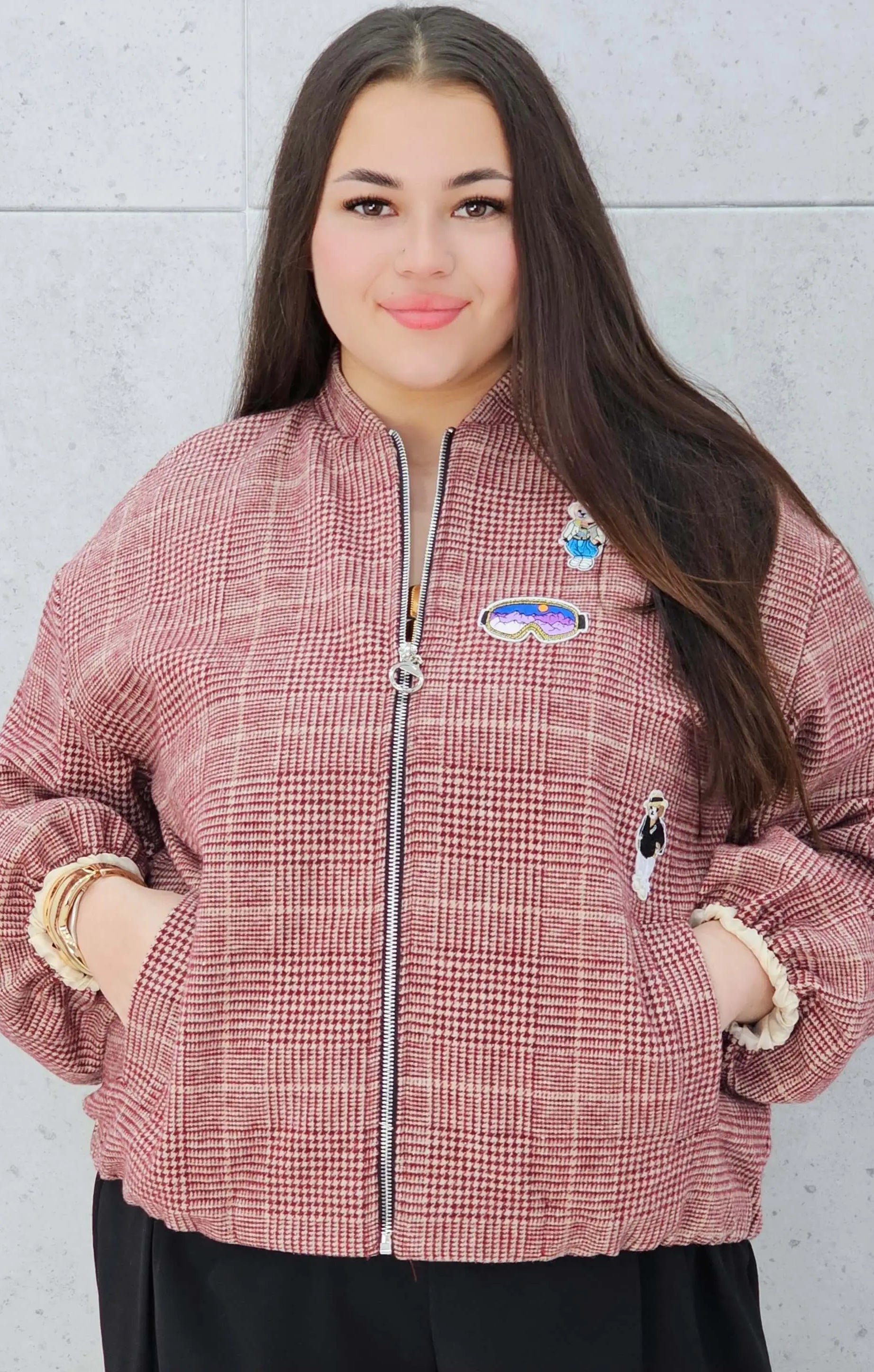 Bomberka plus size – modna, wygodna i stylowa kurtka dla każdej kobietyw kratkę z aplikacjami Stylowa XL