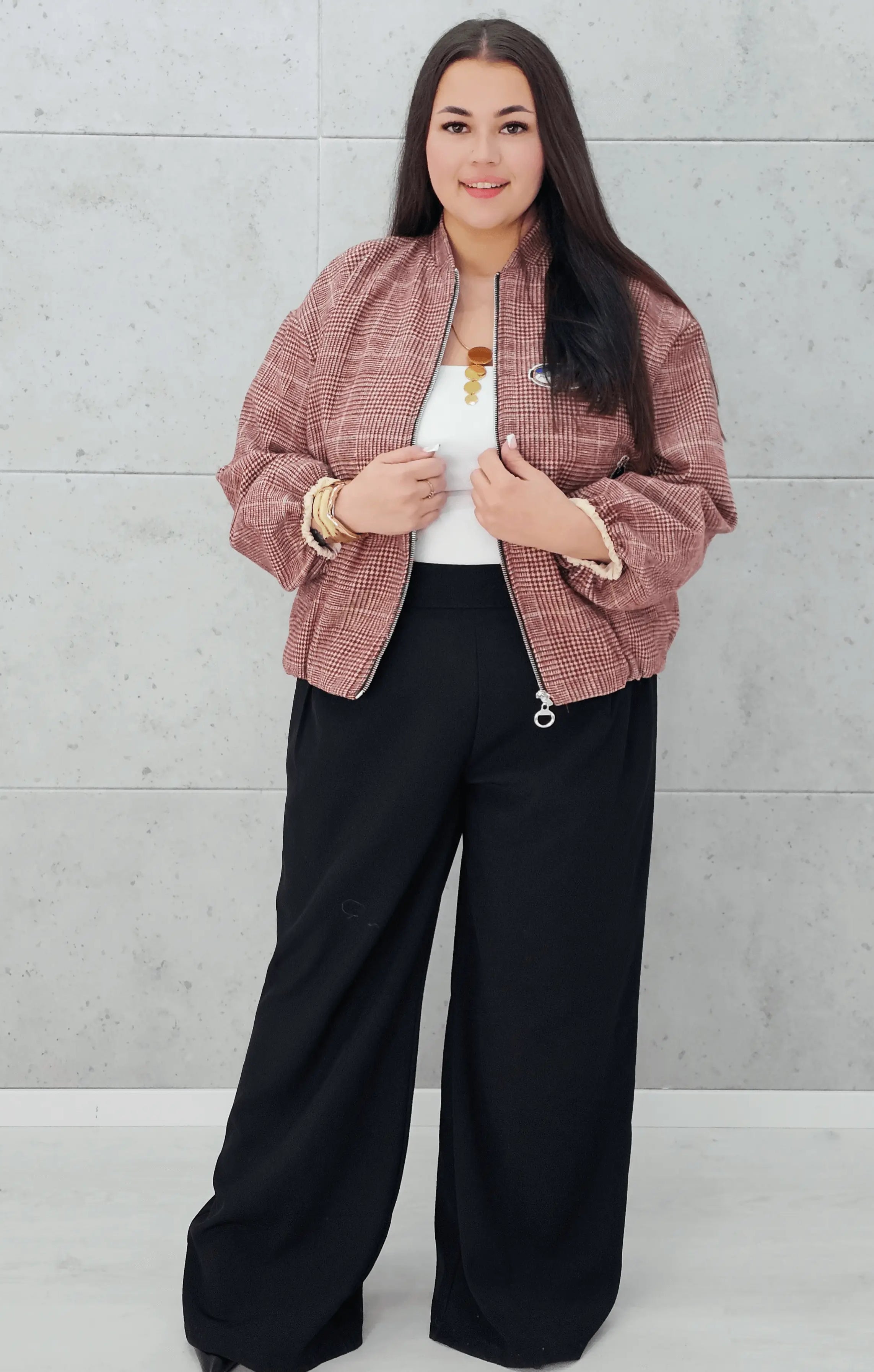 Bomberka plus size – modna, wygodna i stylowa kurtka dla każdej kobietyw kratkę z aplikacjami Stylowa XL