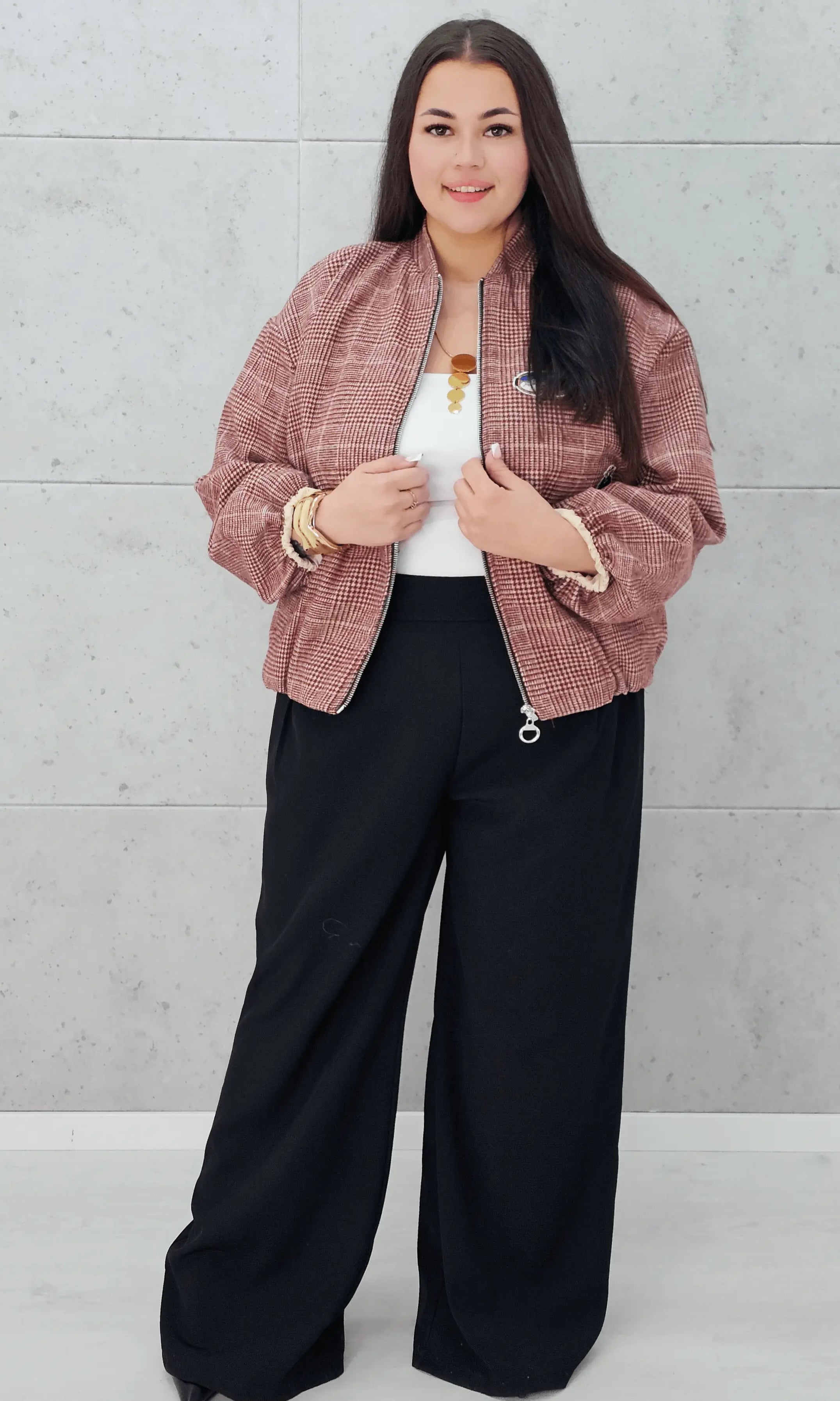 Bomberka plus size – modna, wygodna i stylowa kurtka dla każdej kobietyw kratkę z aplikacjami Stylowa XL