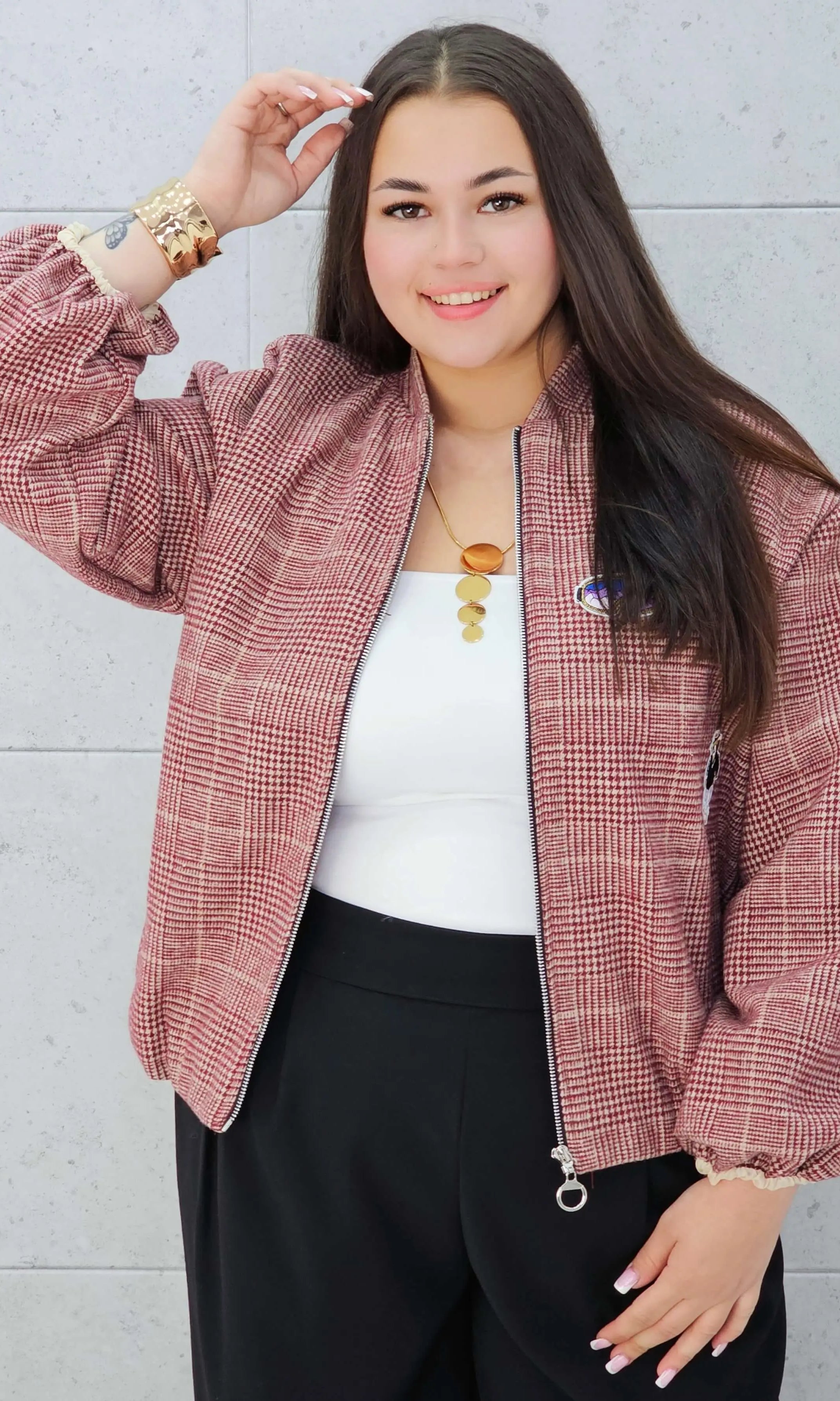 Bomberka plus size – modna, wygodna i stylowa kurtka dla każdej kobietyw kratkę z aplikacjami Stylowa XL