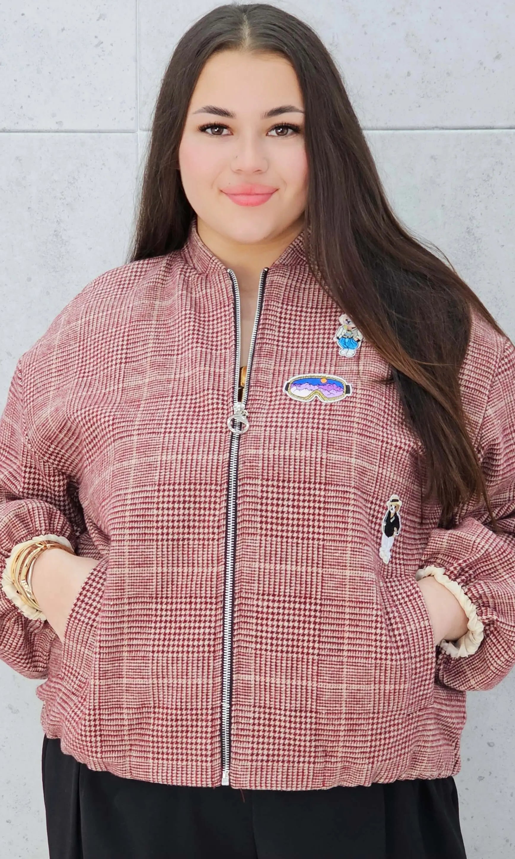 Bomberka plus size – modna, wygodna i stylowa kurtka dla każdej kobietyw kratkę z aplikacjami Stylowa XL