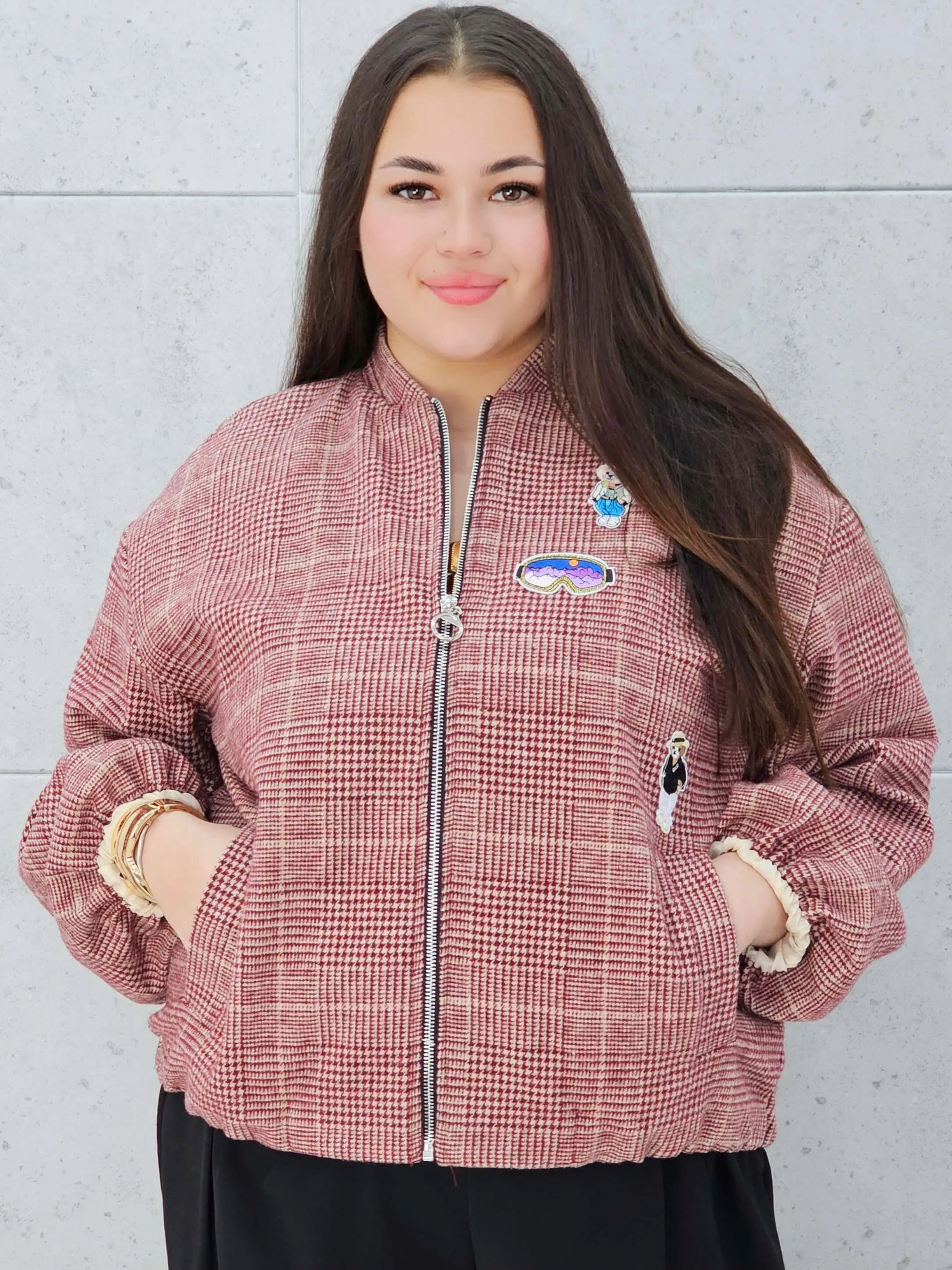 Bomberka plus size – modna, wygodna i stylowa kurtka dla każdej kobietyw kratkę z aplikacjami Stylowa XL