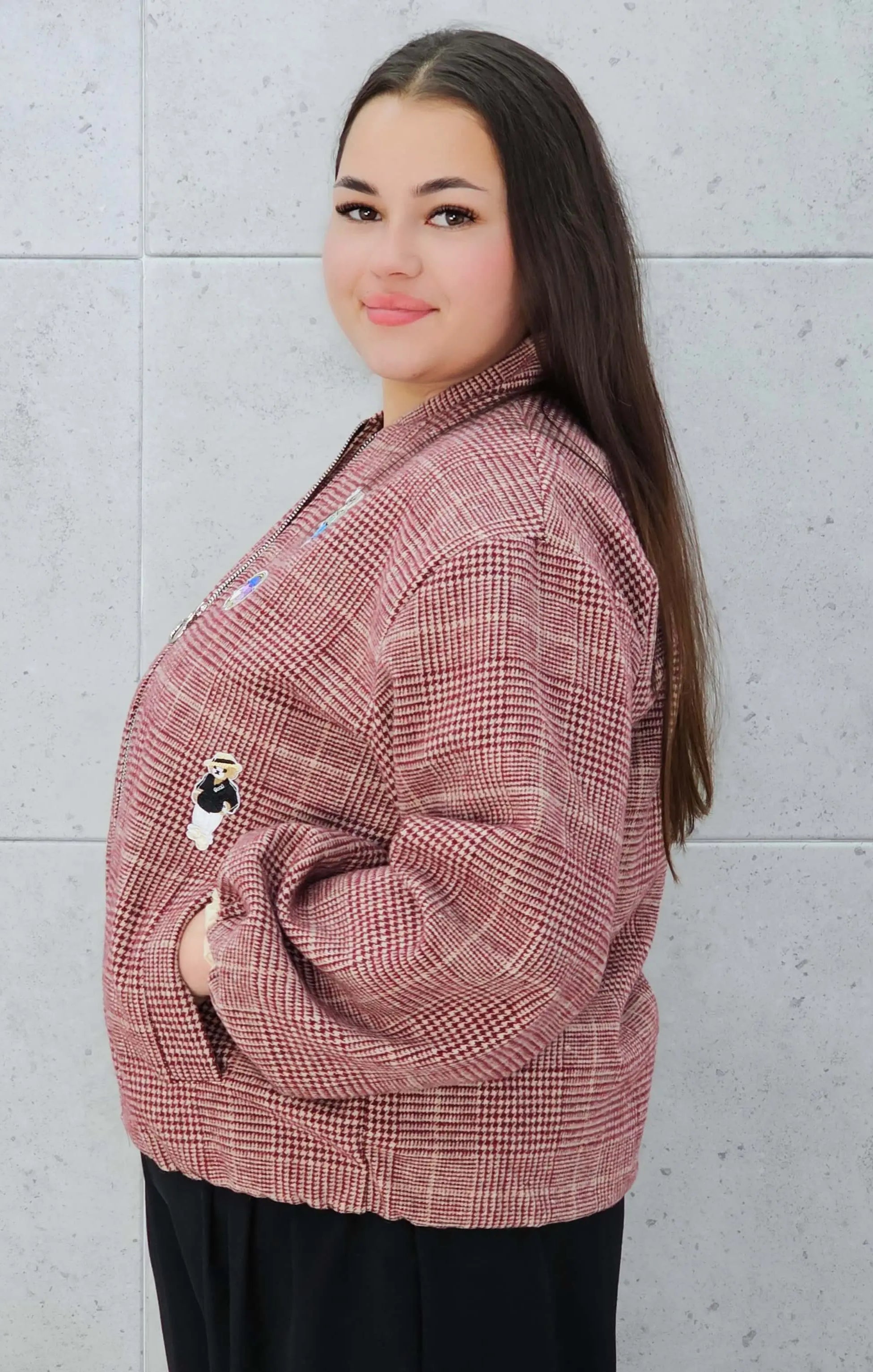 Bomberka plus size – modna, wygodna i stylowa kurtka dla każdej kobietyw kratkę z aplikacjami Stylowa XL