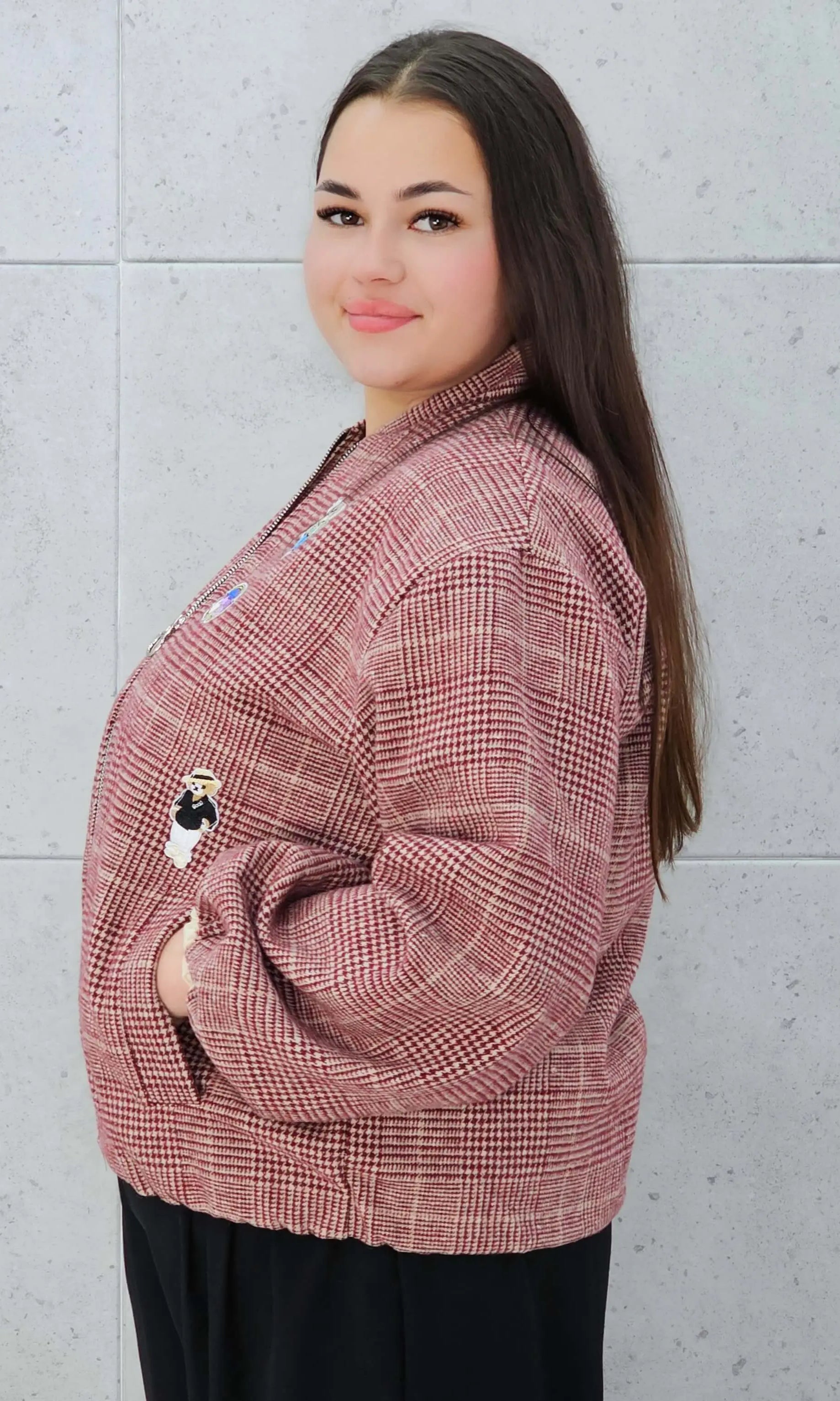 Bomberka plus size – modna, wygodna i stylowa kurtka dla każdej kobietyw kratkę z aplikacjami Stylowa XL