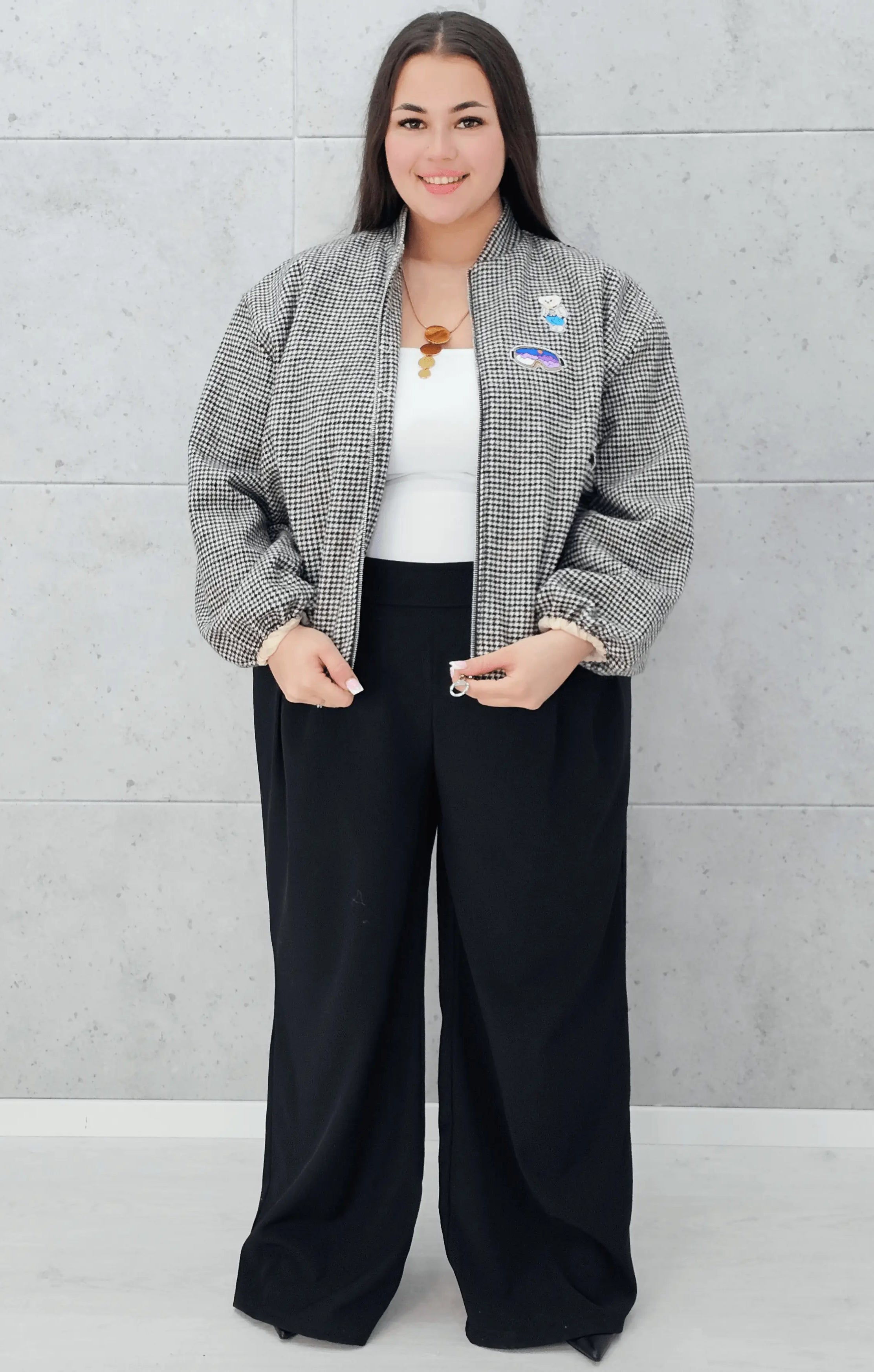 Bomberka plus size – modna, wygodna i stylowa kurtka dla każdej kobietyw kratkę z aplikacjami Stylowa XL