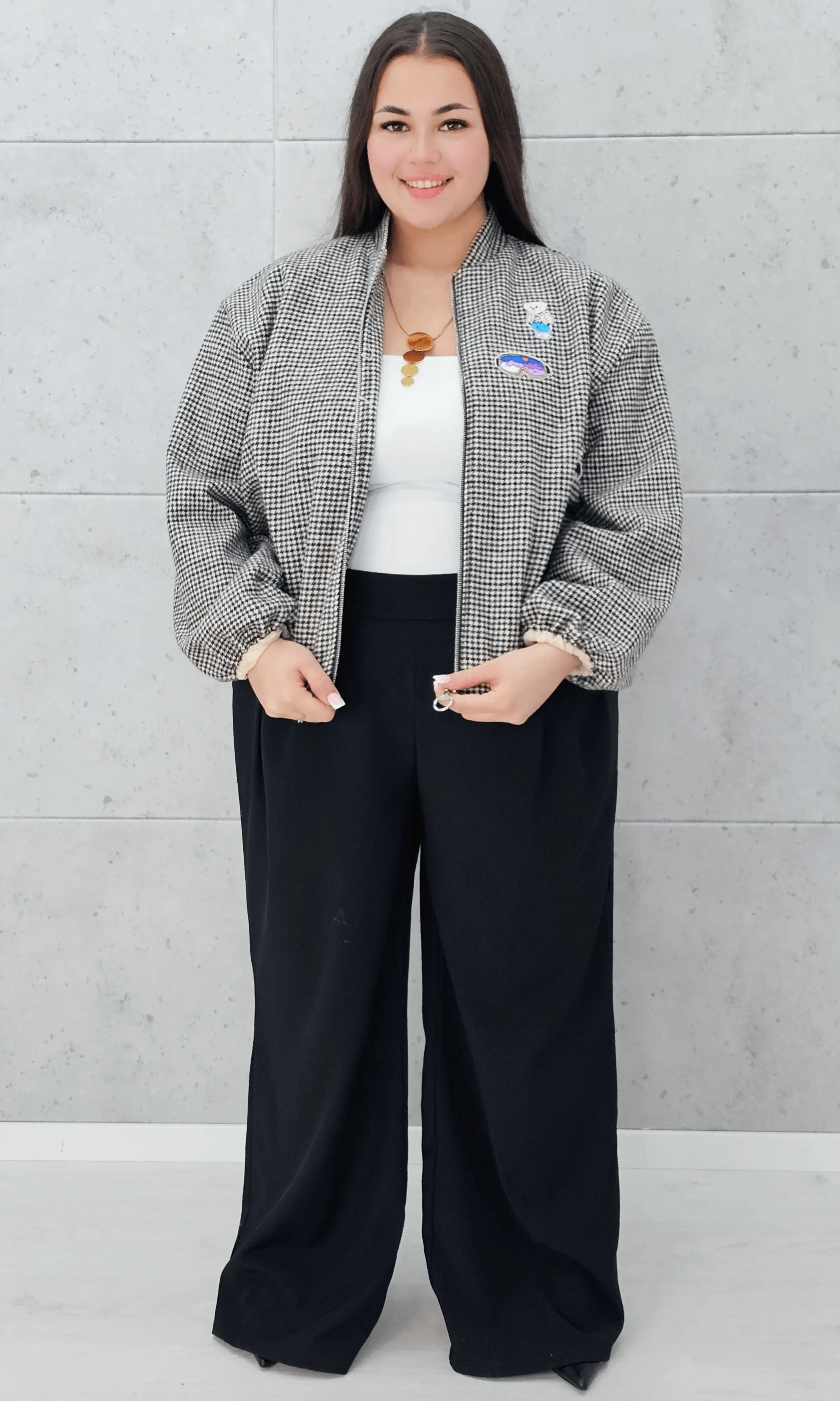 Bomberka plus size – modna, wygodna i stylowa kurtka dla każdej kobietyw kratkę z aplikacjami Stylowa XL