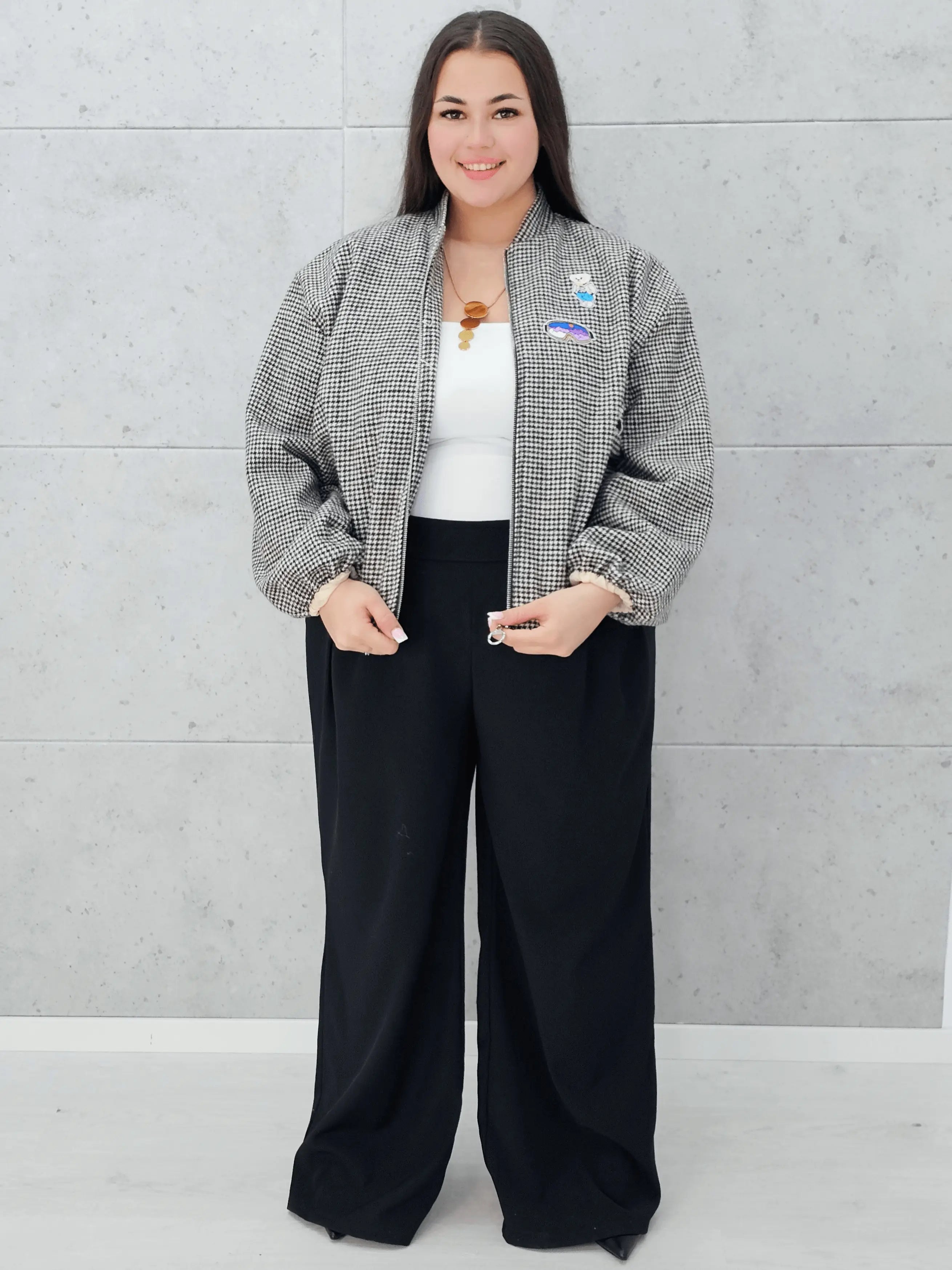 Bomberka plus size – modna, wygodna i stylowa kurtka dla każdej kobietyw kratkę z aplikacjami Stylowa XL