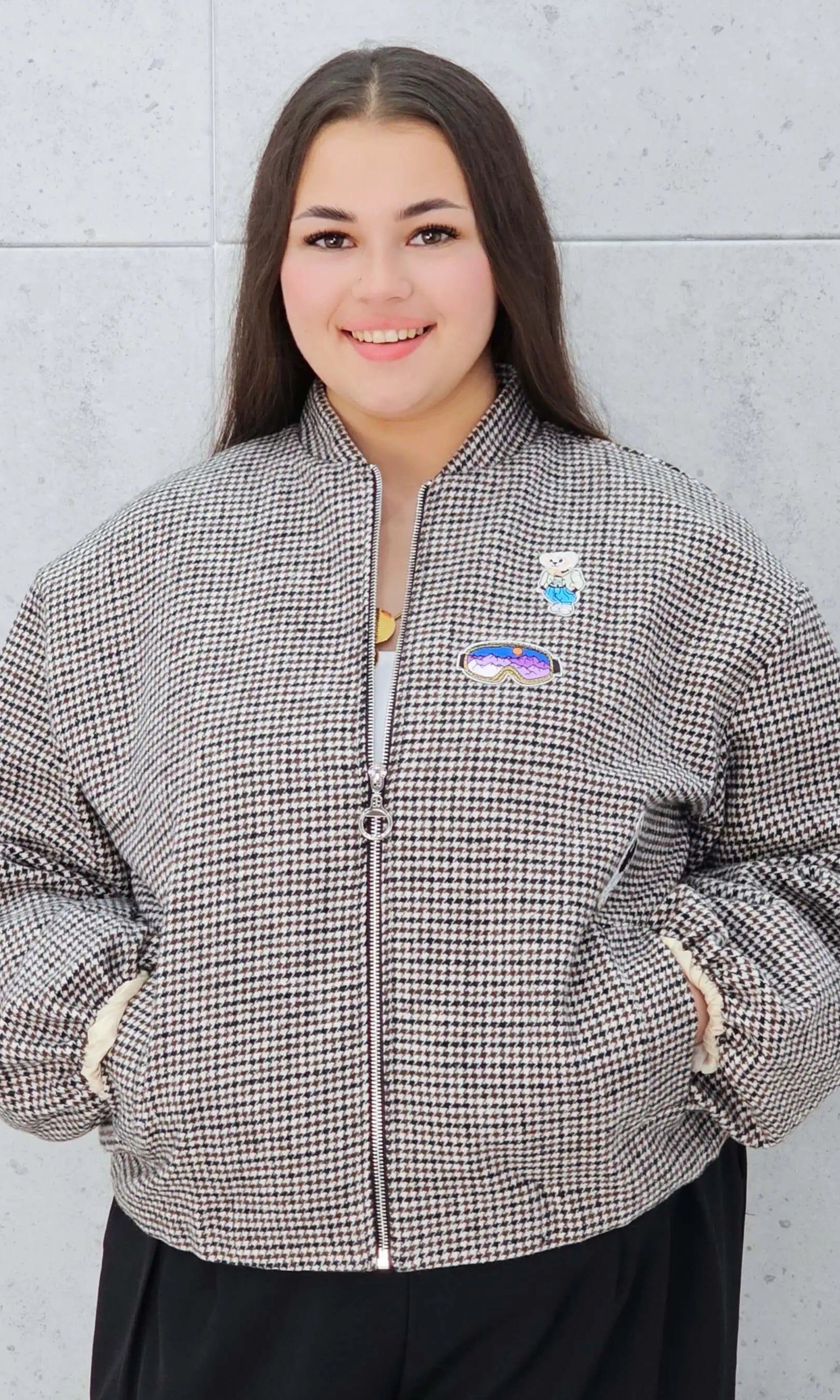 Bomberka plus size – modna, wygodna i stylowa kurtka dla każdej kobietyw kratkę z aplikacjami Stylowa XL