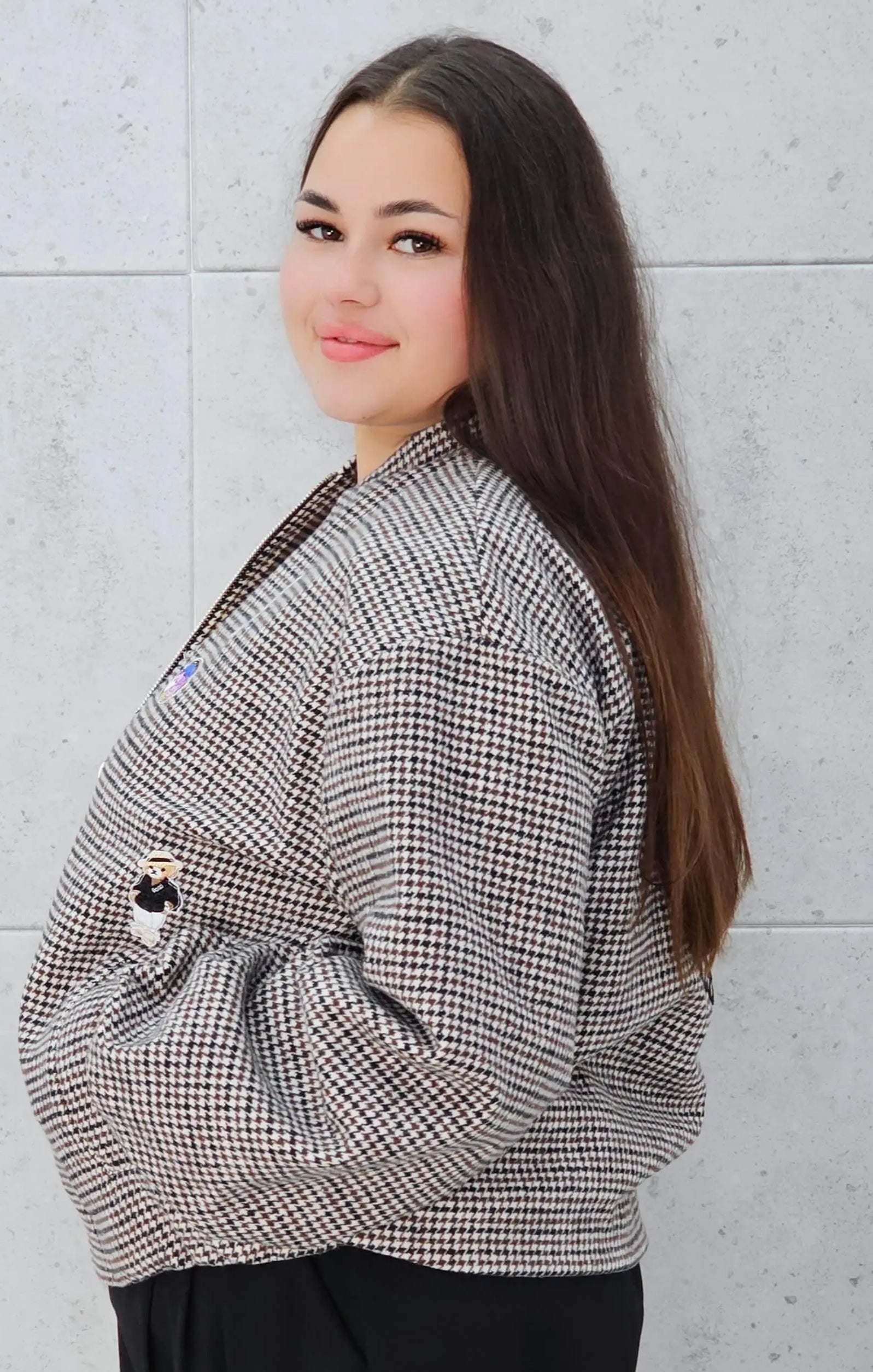 Bomberka plus size – modna, wygodna i stylowa kurtka dla każdej kobietyw kratkę z aplikacjami Stylowa XL