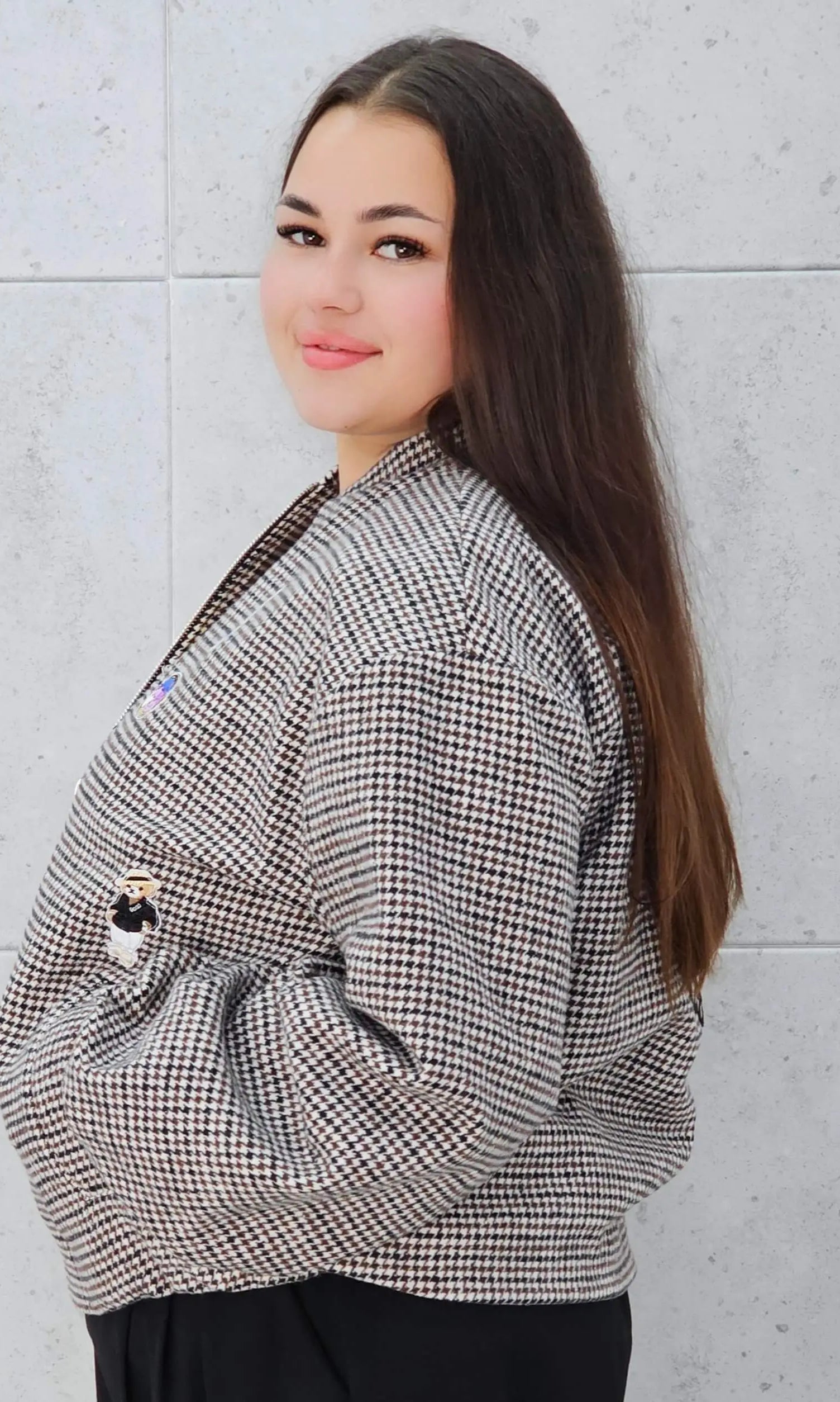 Bomberka plus size – modna, wygodna i stylowa kurtka dla każdej kobietyw kratkę z aplikacjami Stylowa XL