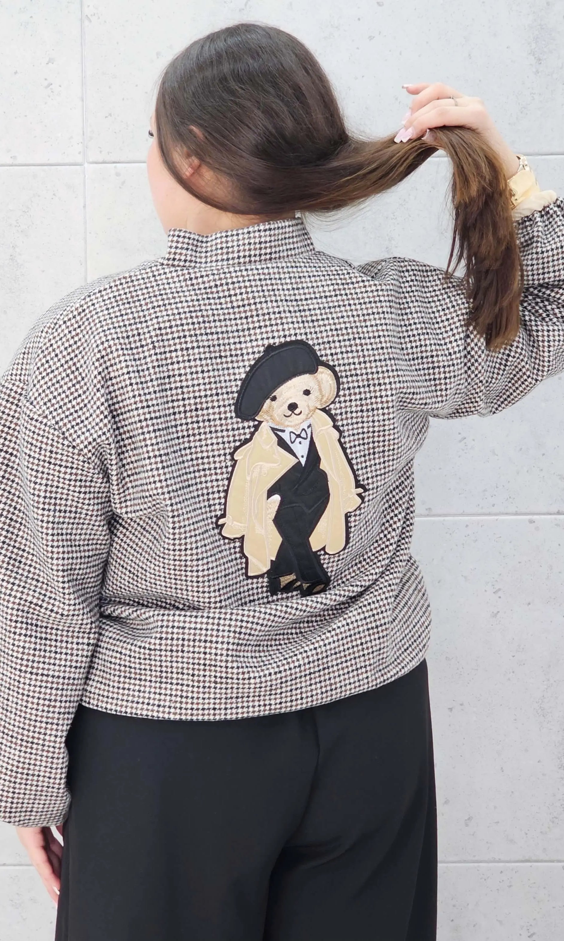 Bomberka plus size – modna, wygodna i stylowa kurtka dla każdej kobietyw kratkę z aplikacjami Stylowa XL