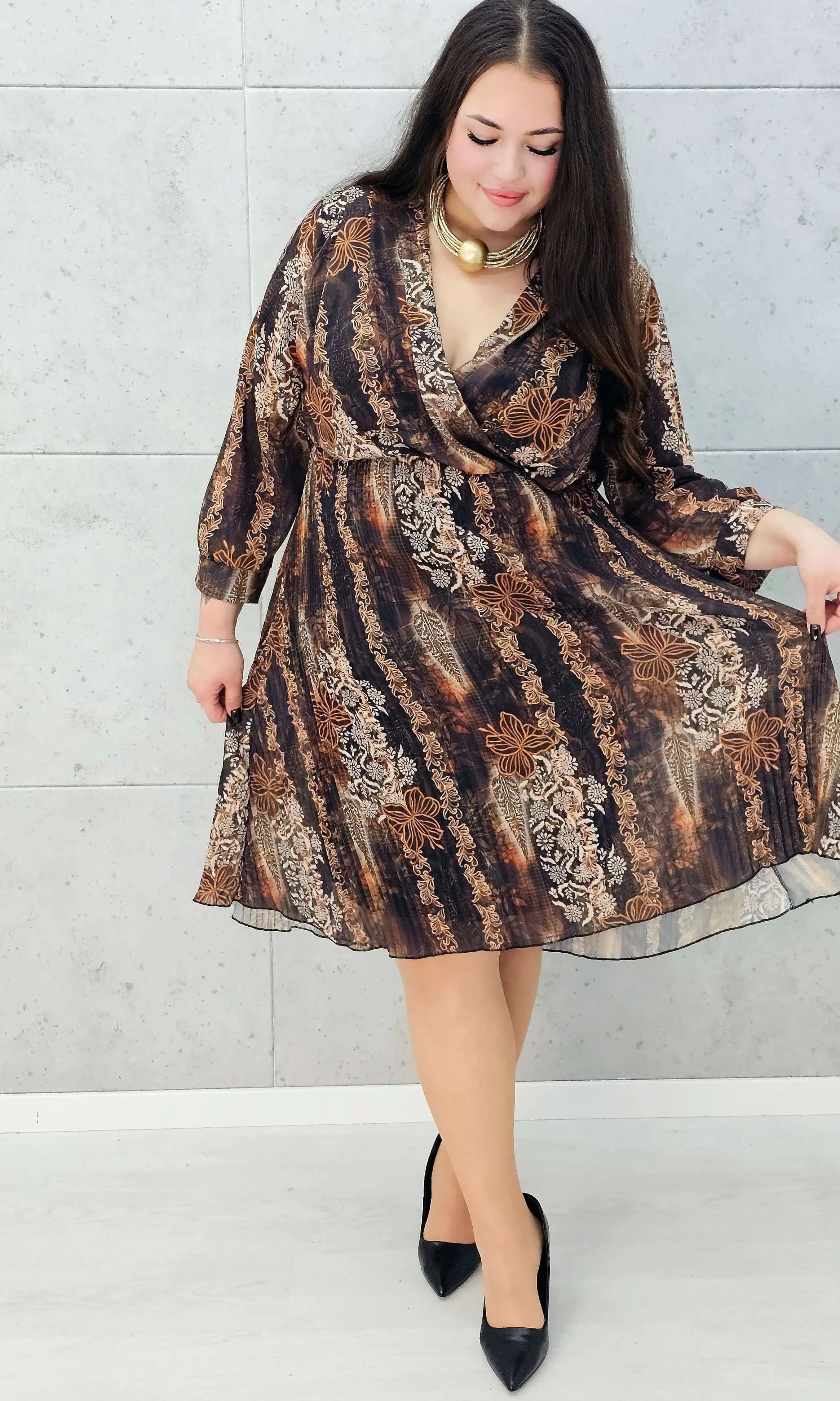 Sukienka midi plus size z kopertowym dekoltem – elegancka propozycja na jesień