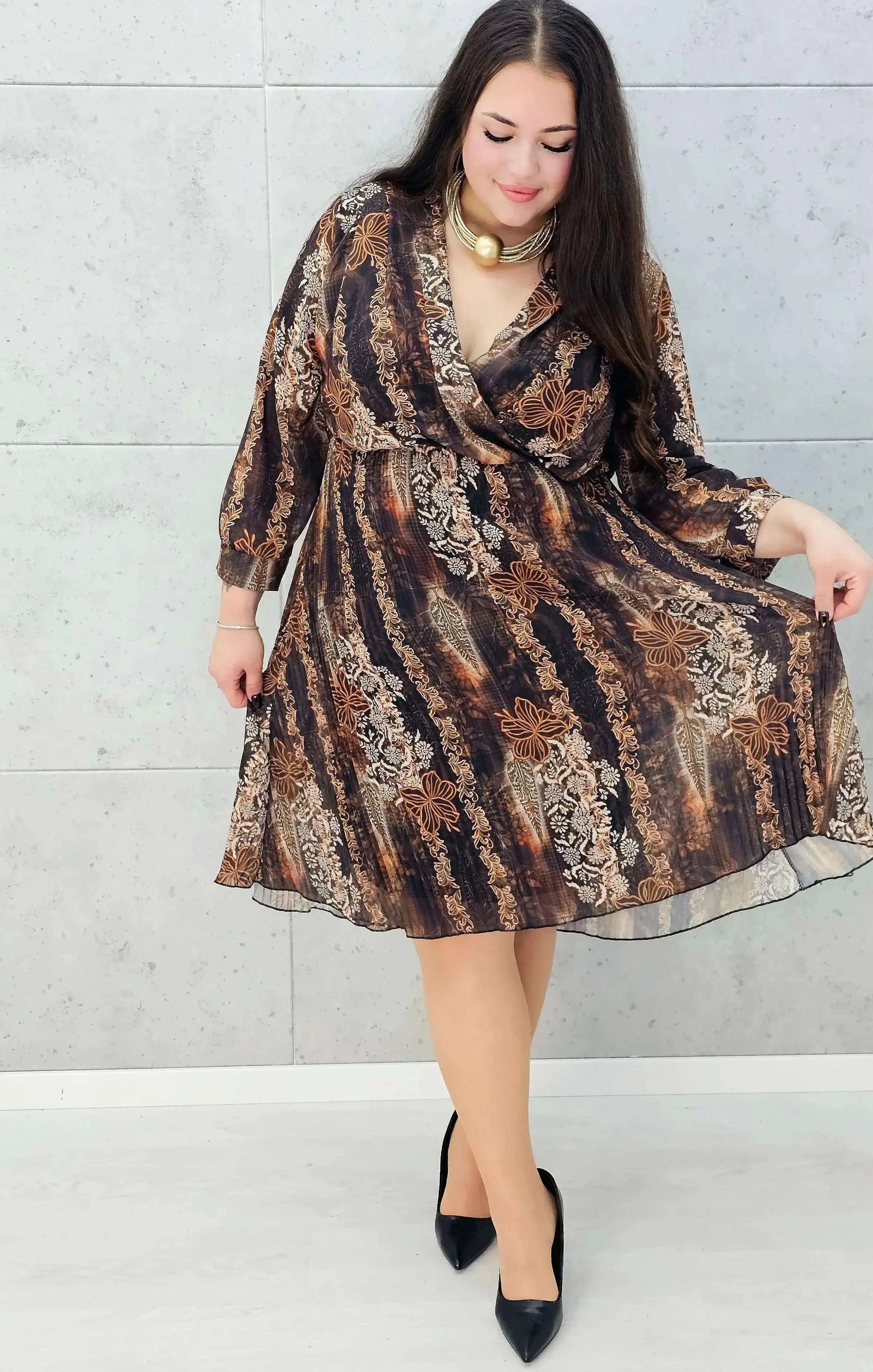 Sukienka midi plus size z kopertowym dekoltem – elegancka propozycja na jesień