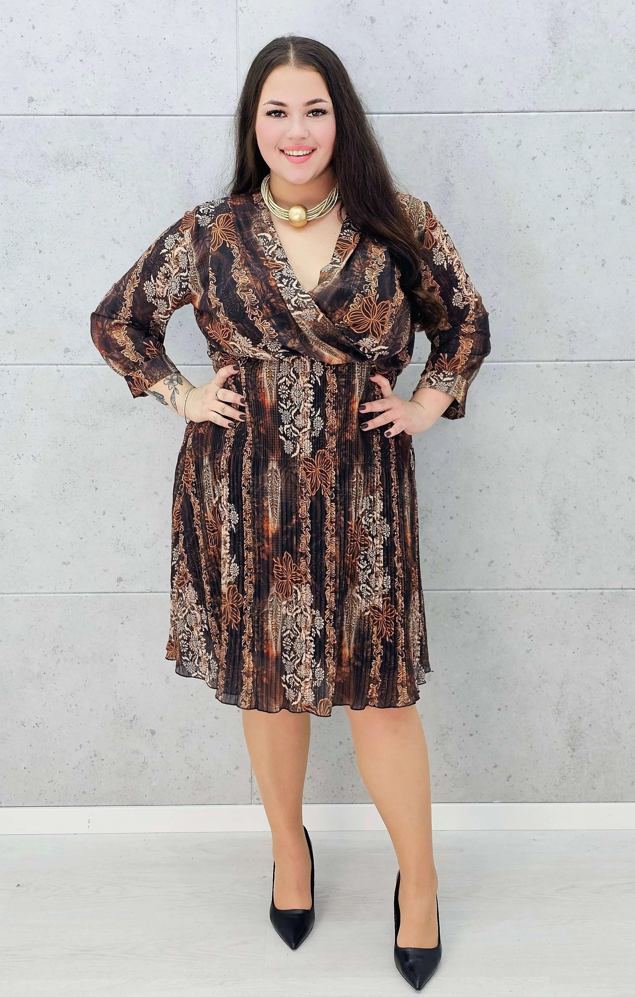 Sukienka plus size brązowa z plisowanym dołem – Stylowa XL