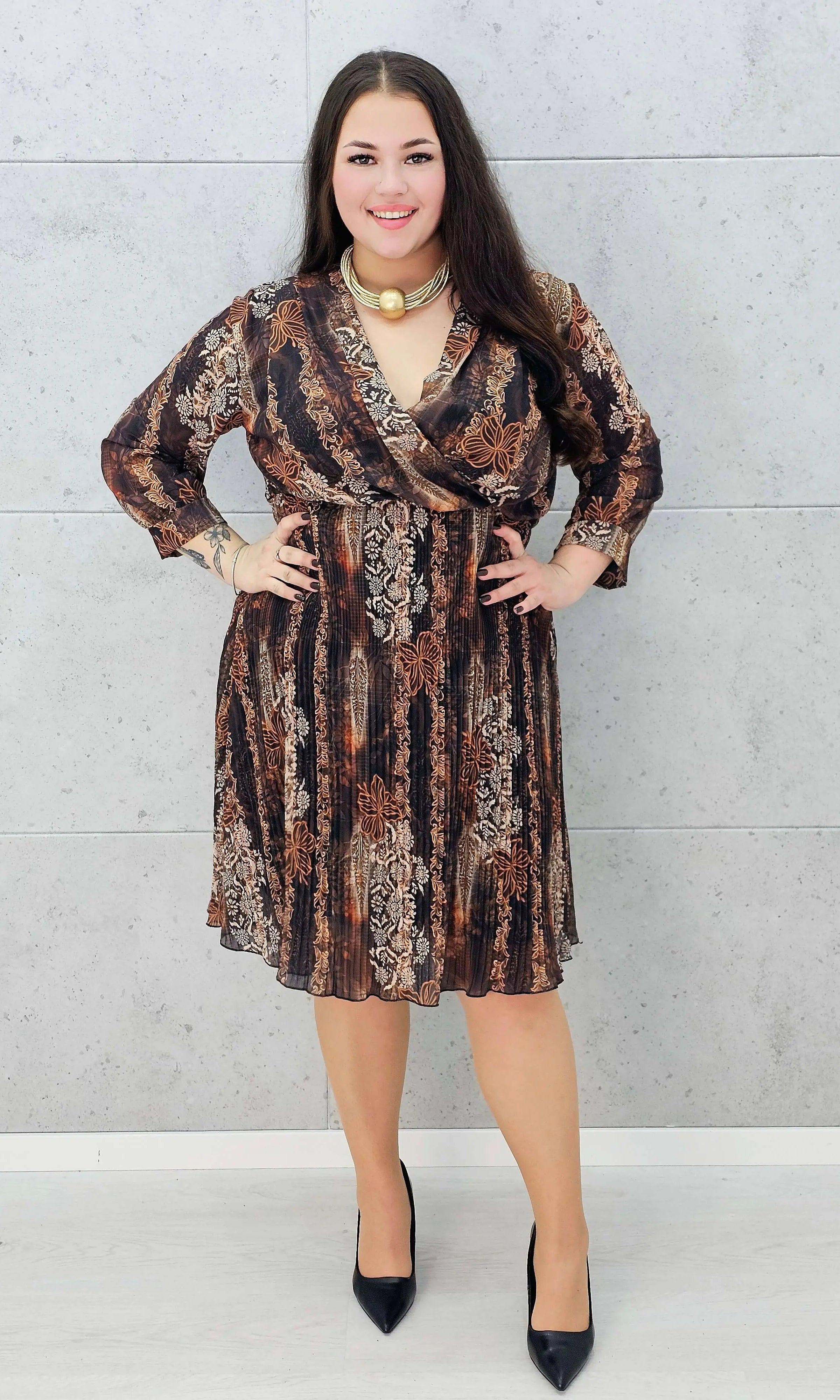 Sukienka plus size brązowa z plisowanym dołem – Stylowa XL