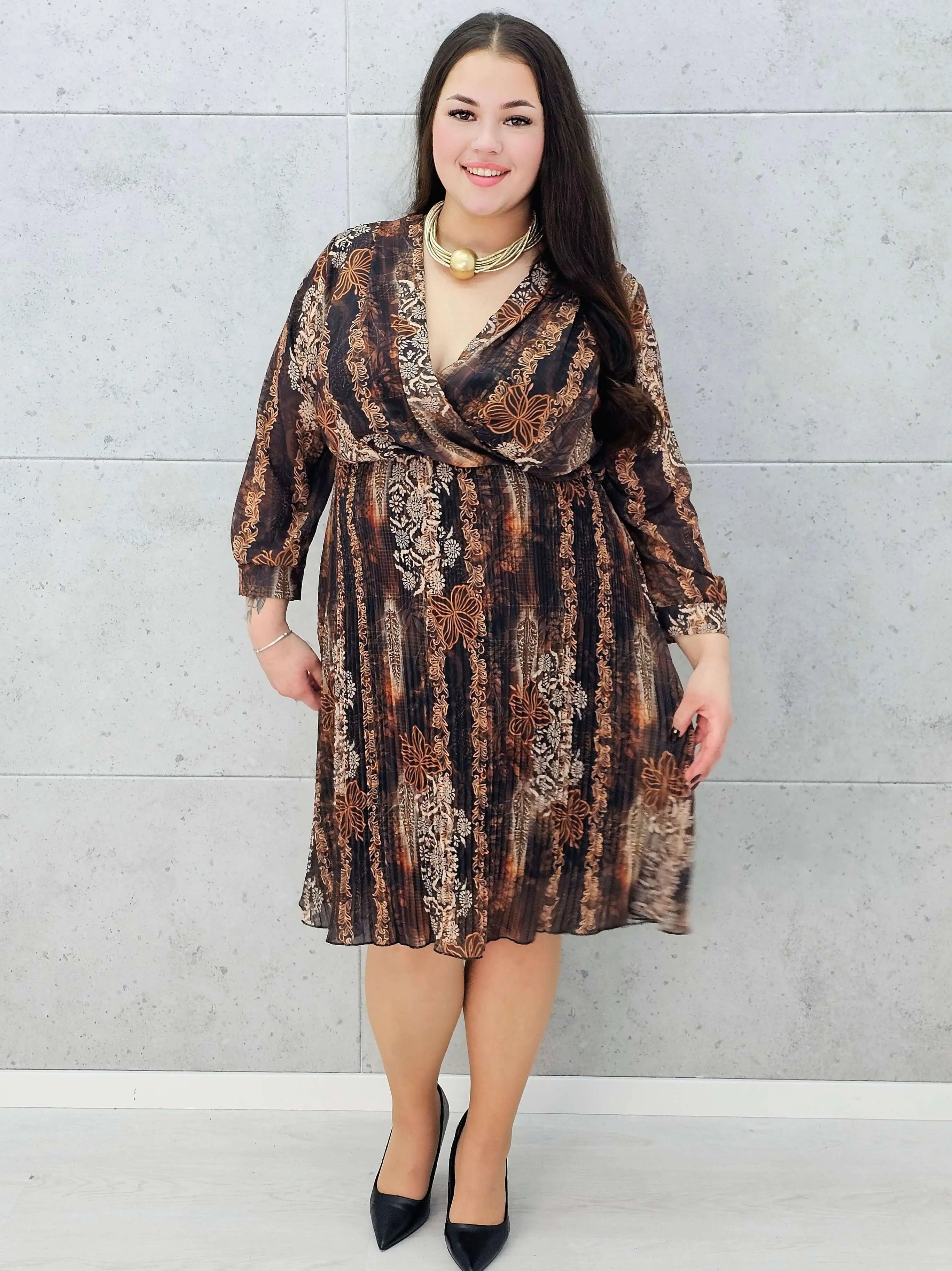 Sukienka plus size midi na święta i urodziny w brązowym kolorze