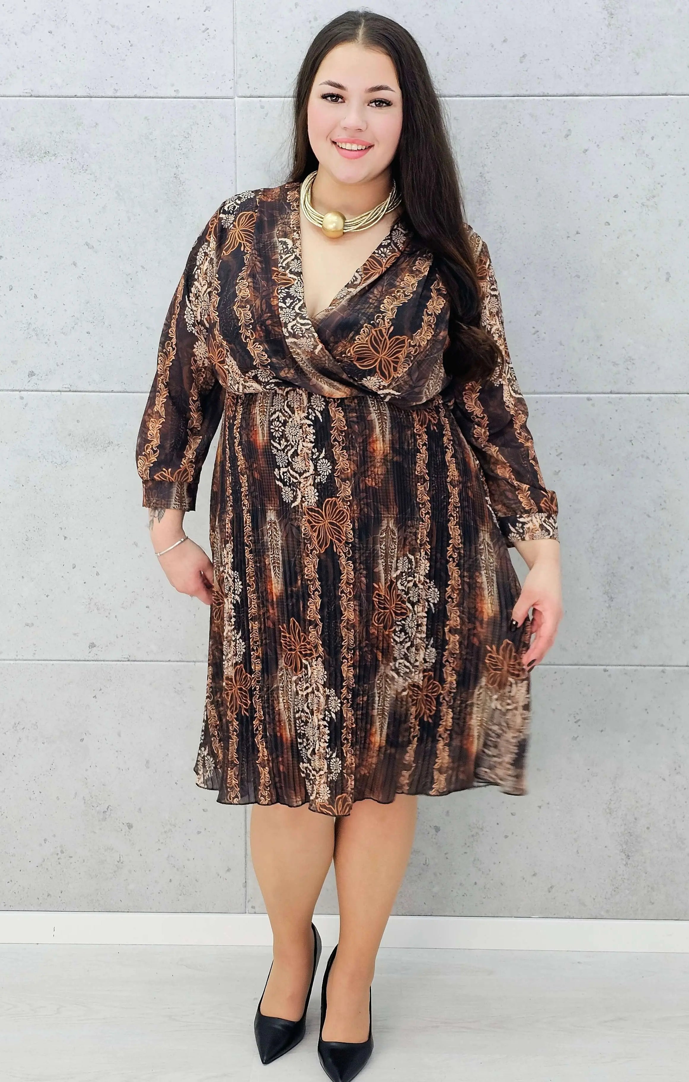 Sukienka plus size midi na święta i urodziny w brązowym kolorze