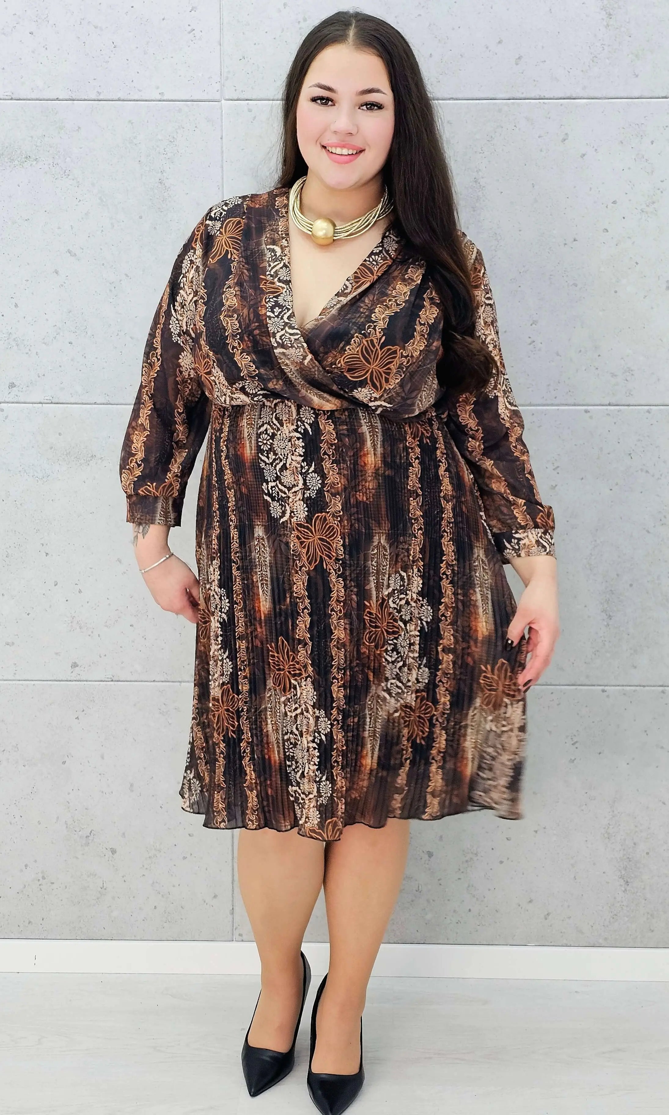 Sukienka plus size midi na święta i urodziny w brązowym kolorze