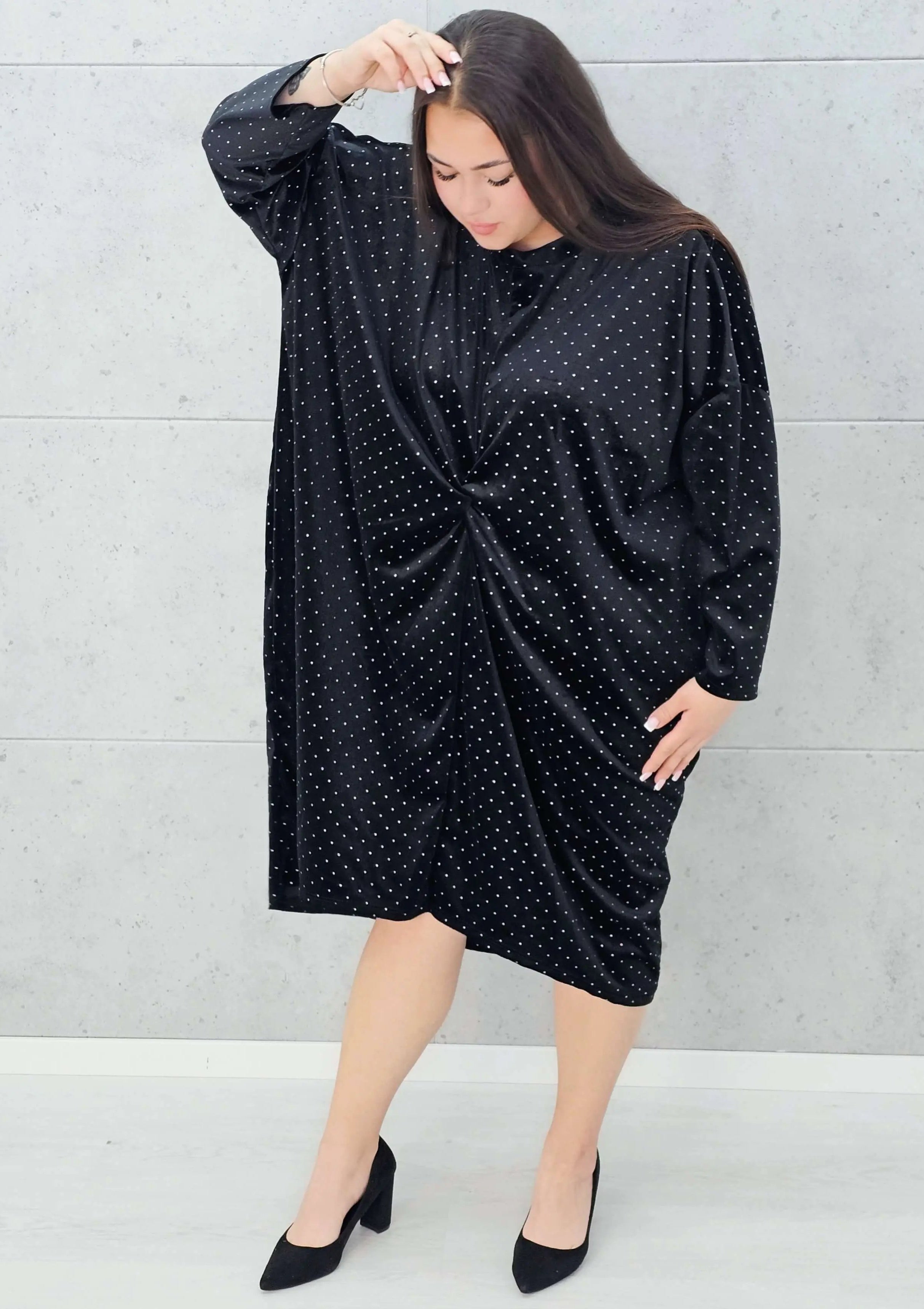 Cekinowa sukienka z marszczeniem Stylowa XL