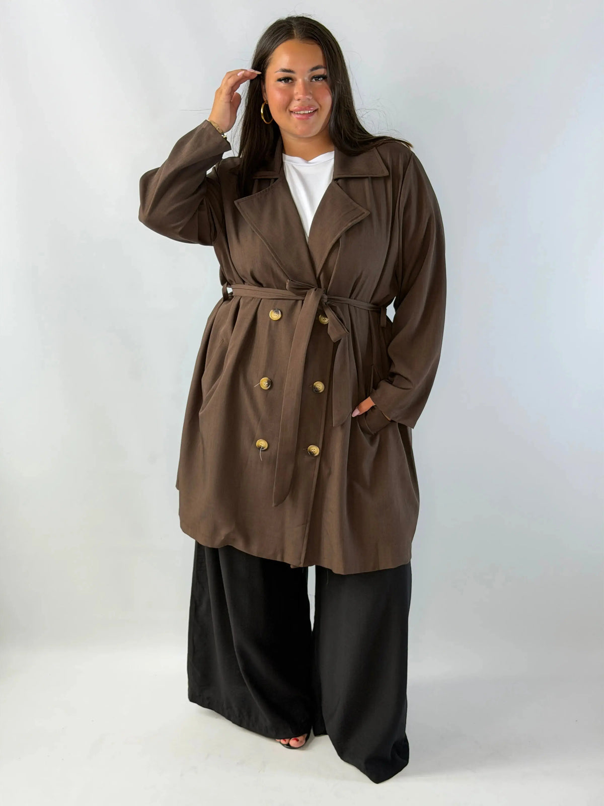 Cienki płaszcz damski Plus Size – elegancki model wiązany w talii Stylowa XL