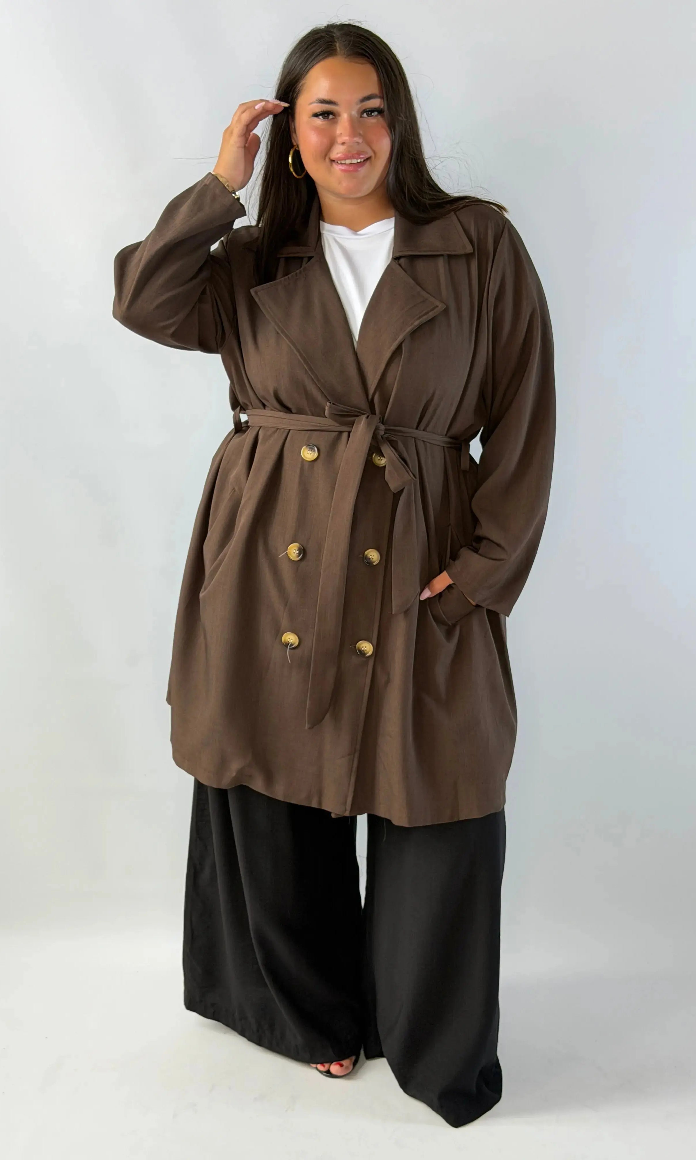 Cienki płaszcz damski Plus Size – elegancki model wiązany w talii Stylowa XL