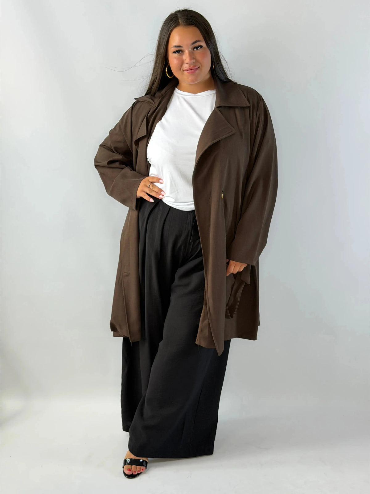 Cienki płaszcz damski Plus Size – elegancki model wiązany w talii Stylowa XL