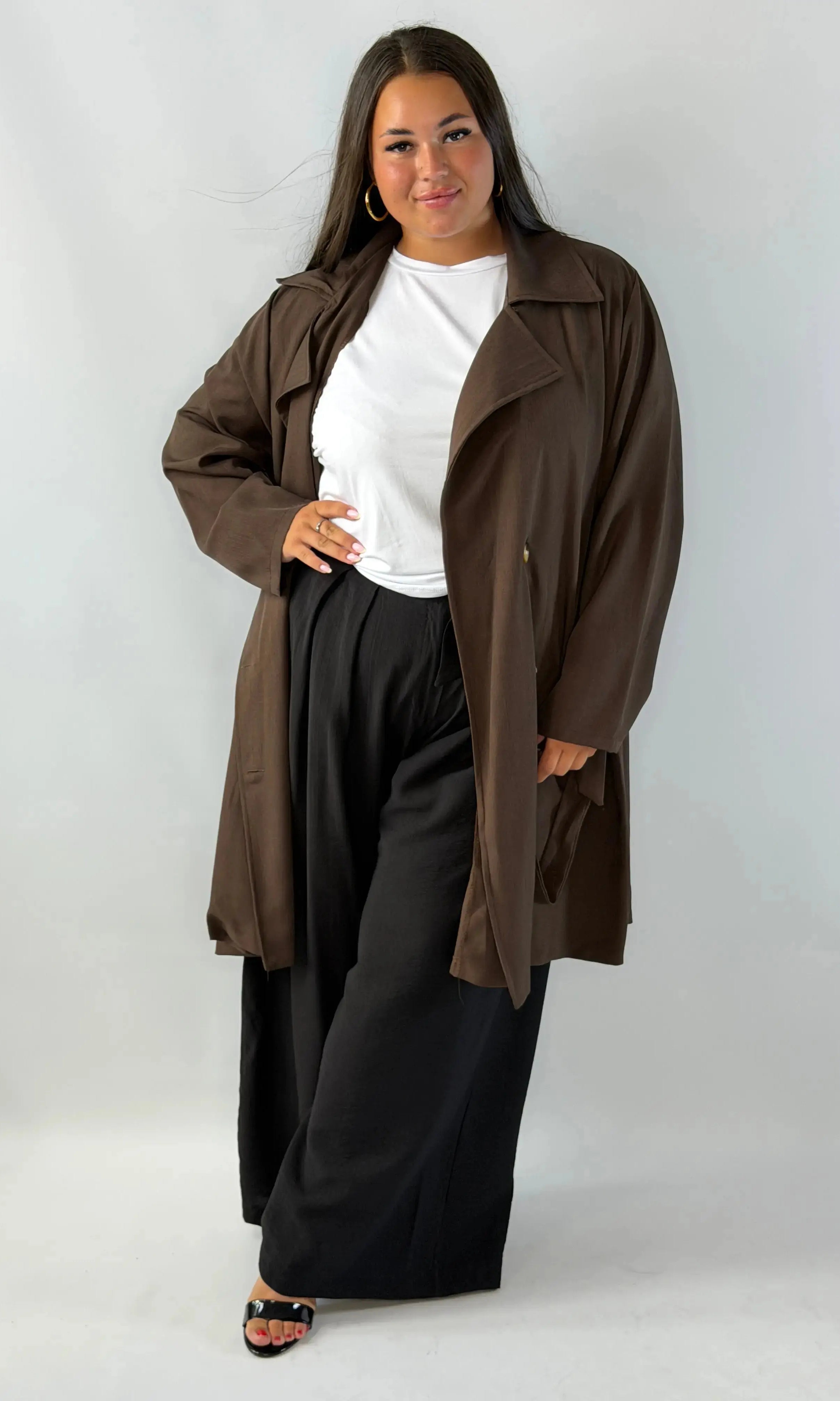 Cienki płaszcz damski Plus Size – elegancki model wiązany w talii Stylowa XL