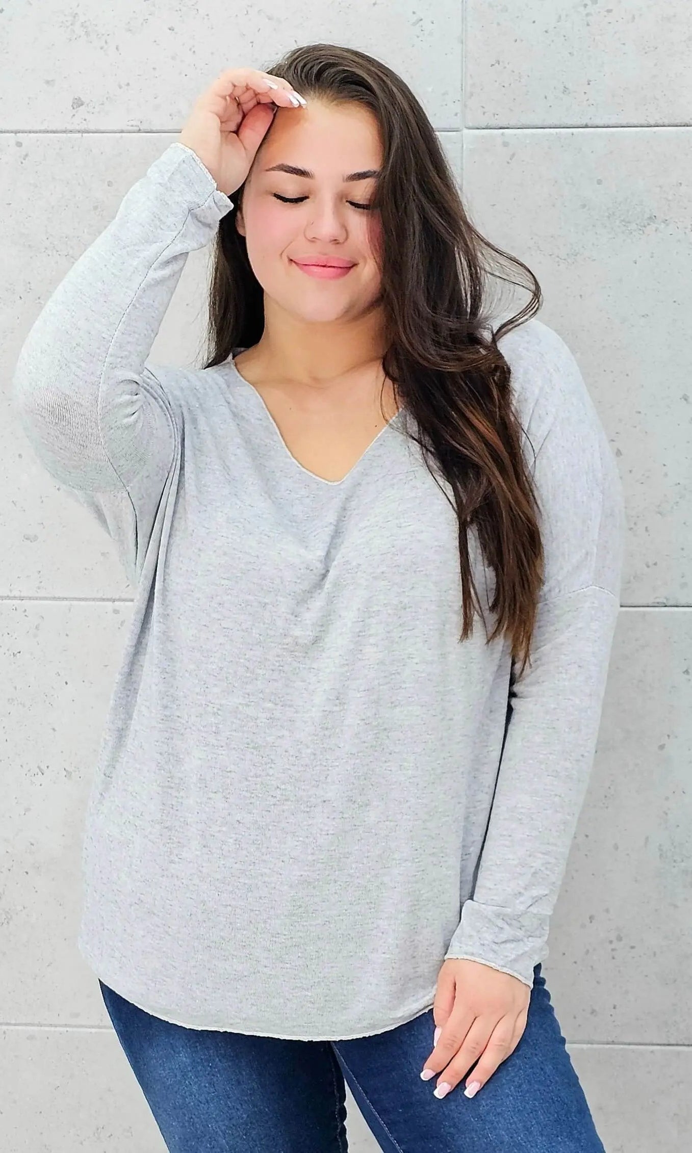 Cienki sweterek z dekoltem w serek Stylowa XL