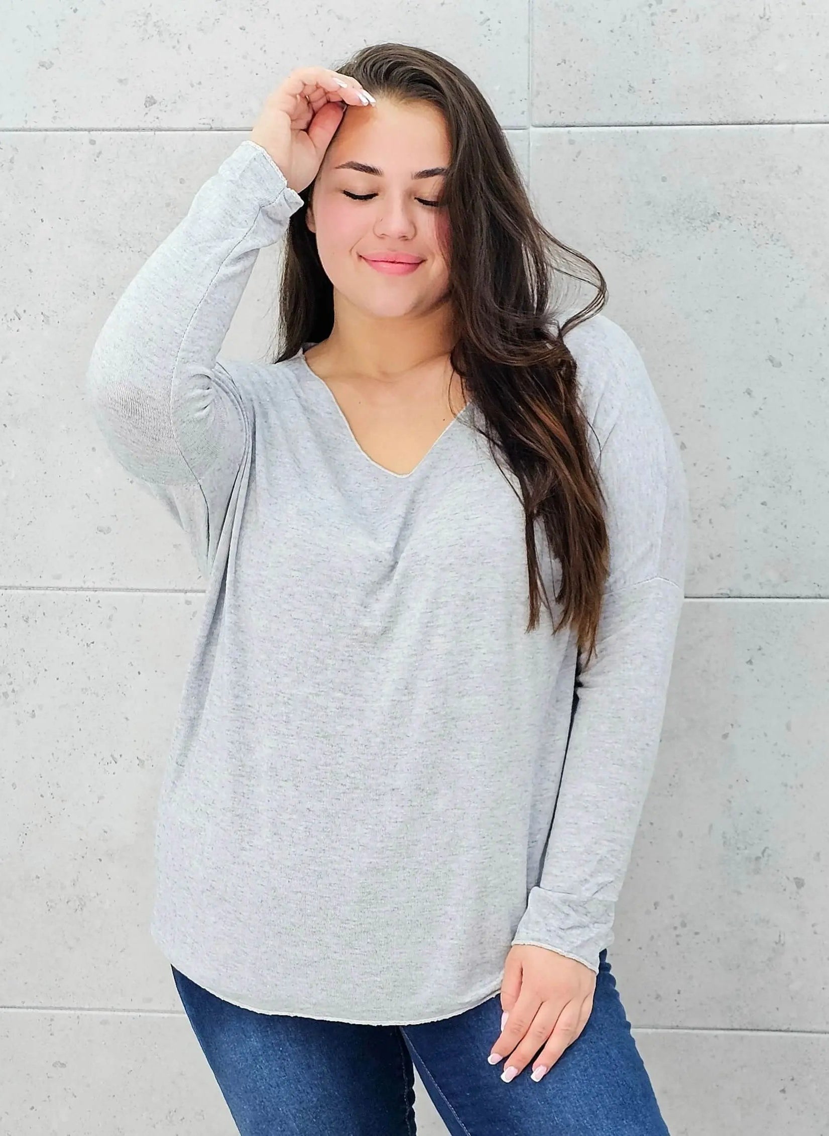 Cienki sweterek z dekoltem w serek Stylowa XL