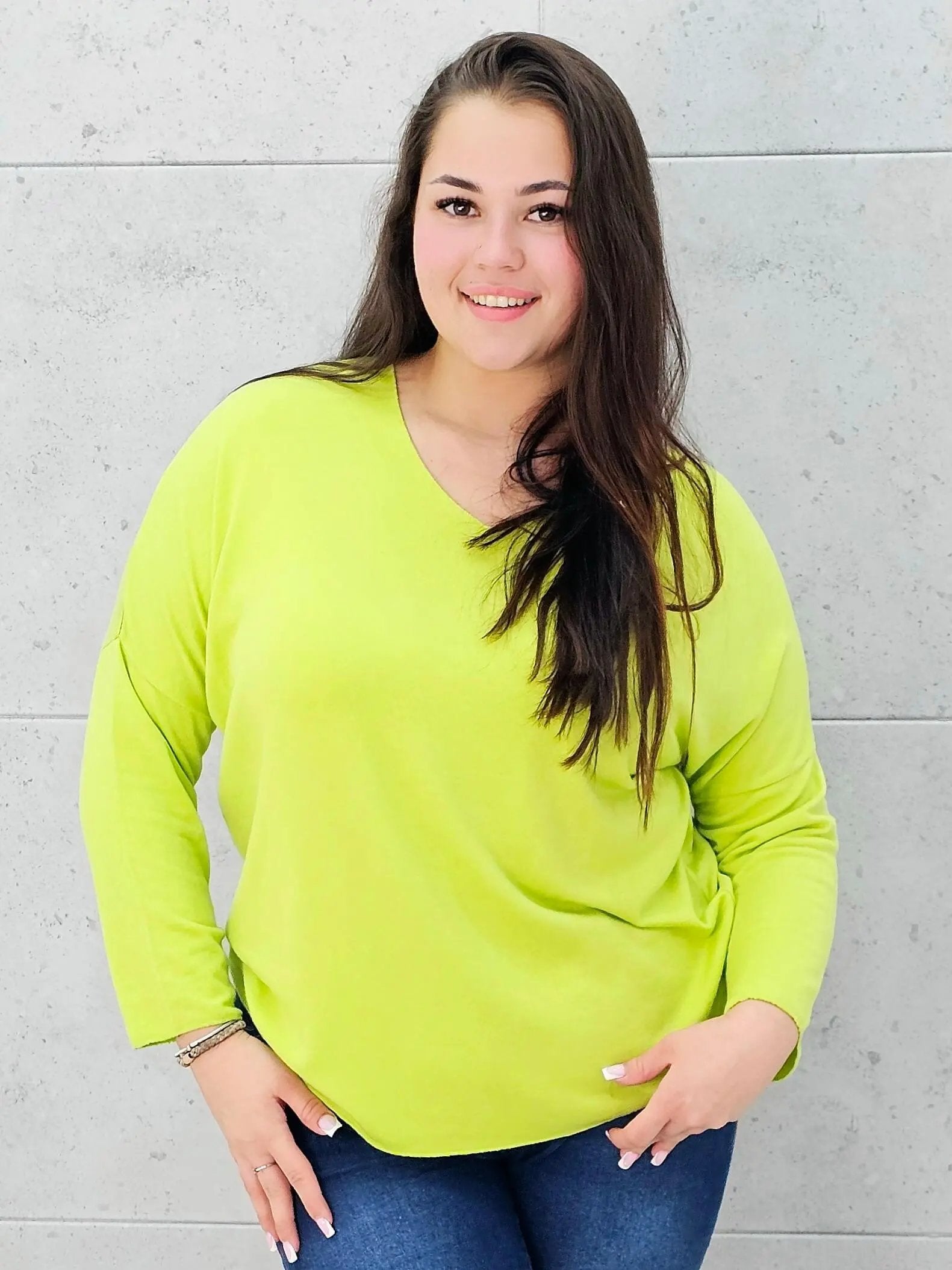 Cienki sweterek z dekoltem w serek Stylowa XL