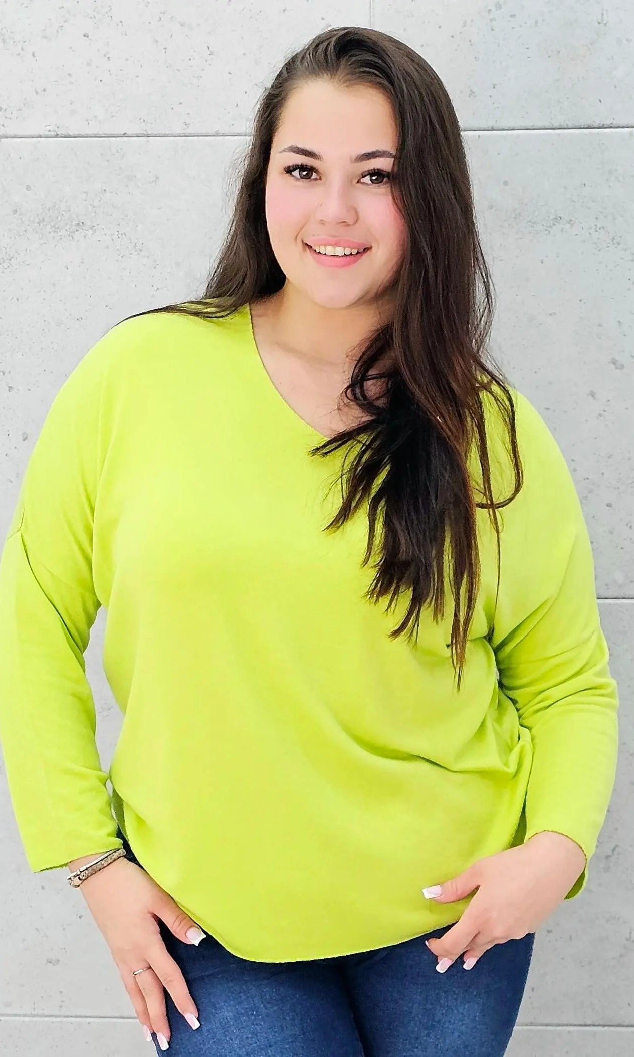 Cienki sweterek z dekoltem w serek Stylowa XL