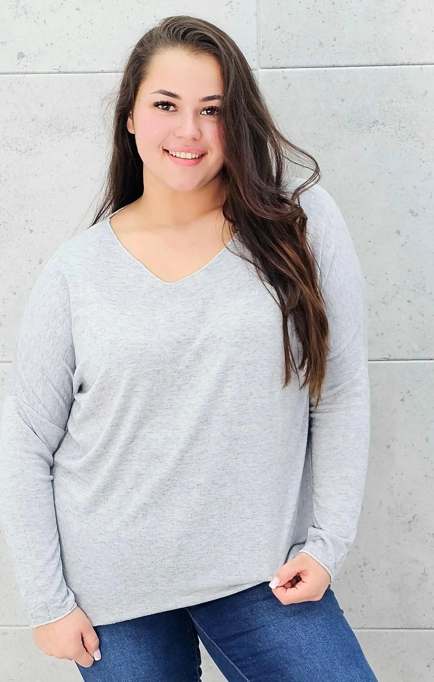 Cienki sweterek z dekoltem w serek Stylowa XL