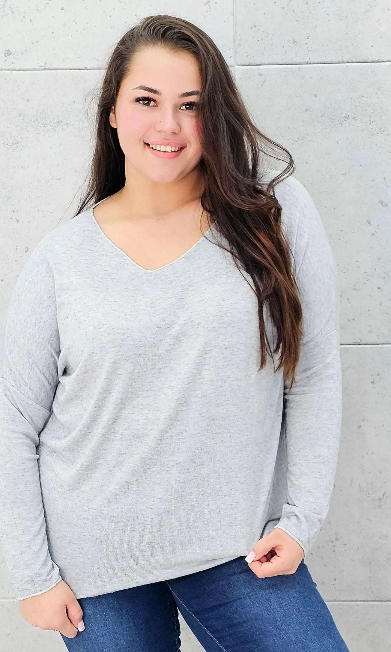 Cienki sweterek z dekoltem w serek Stylowa XL