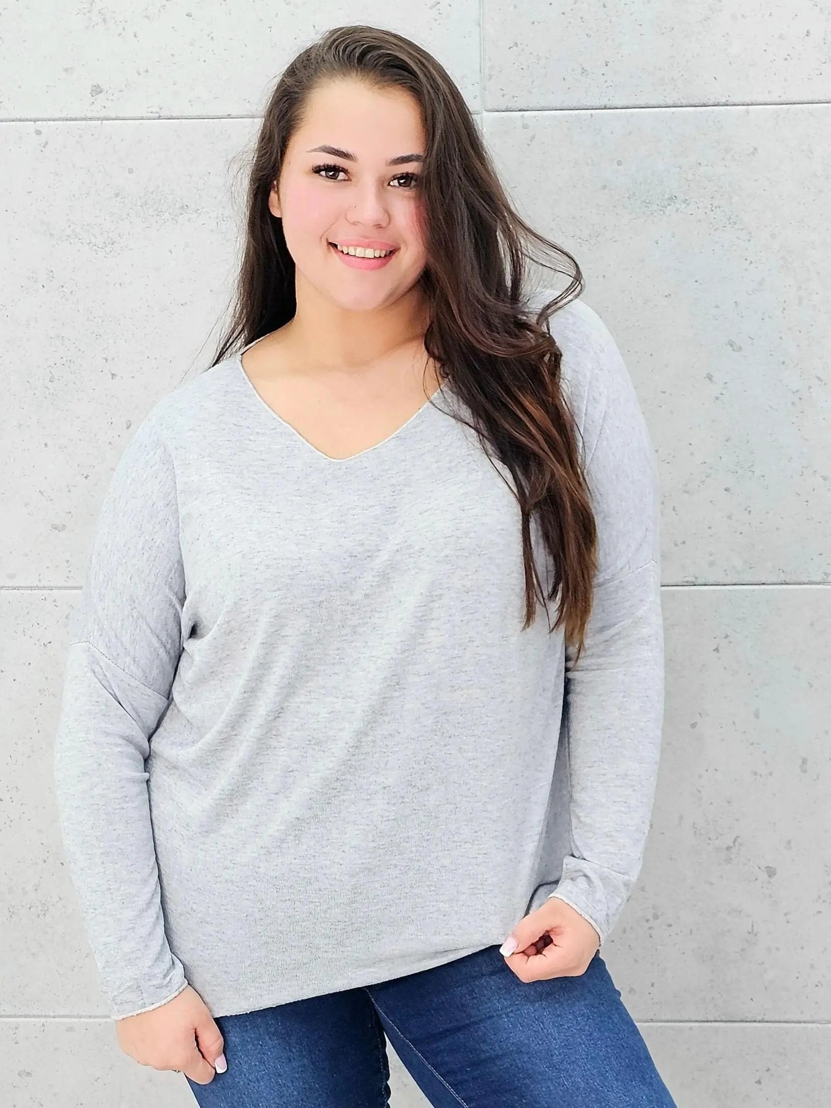 Cienki sweterek z dekoltem w serek Stylowa XL