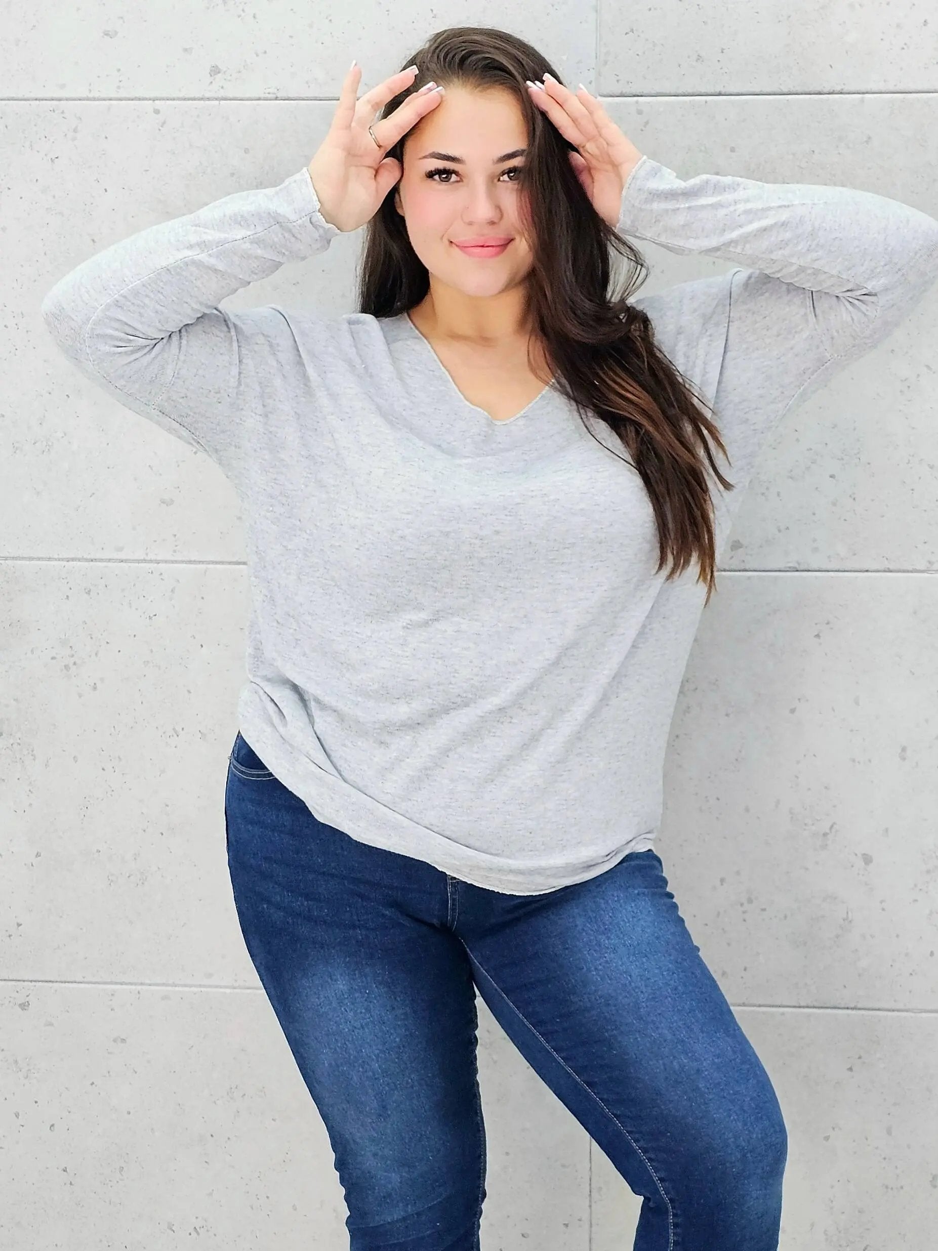 Cienki sweterek z dekoltem w serek Stylowa XL