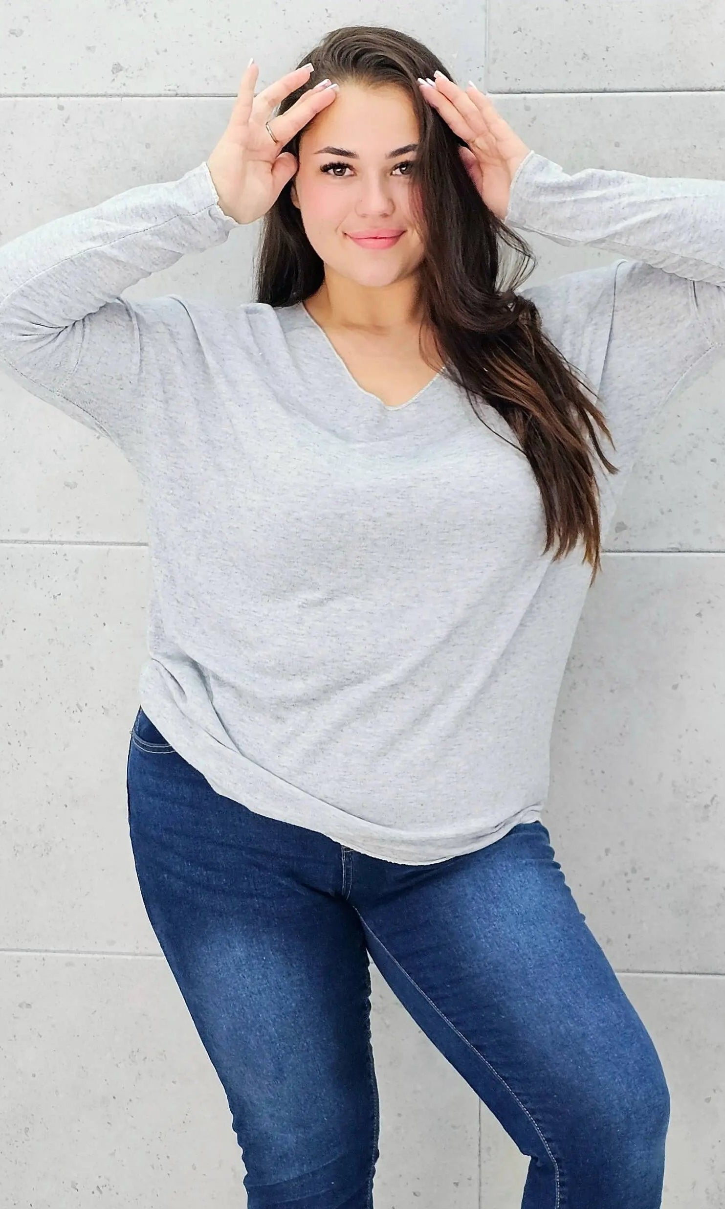 Cienki sweterek z dekoltem w serek Stylowa XL