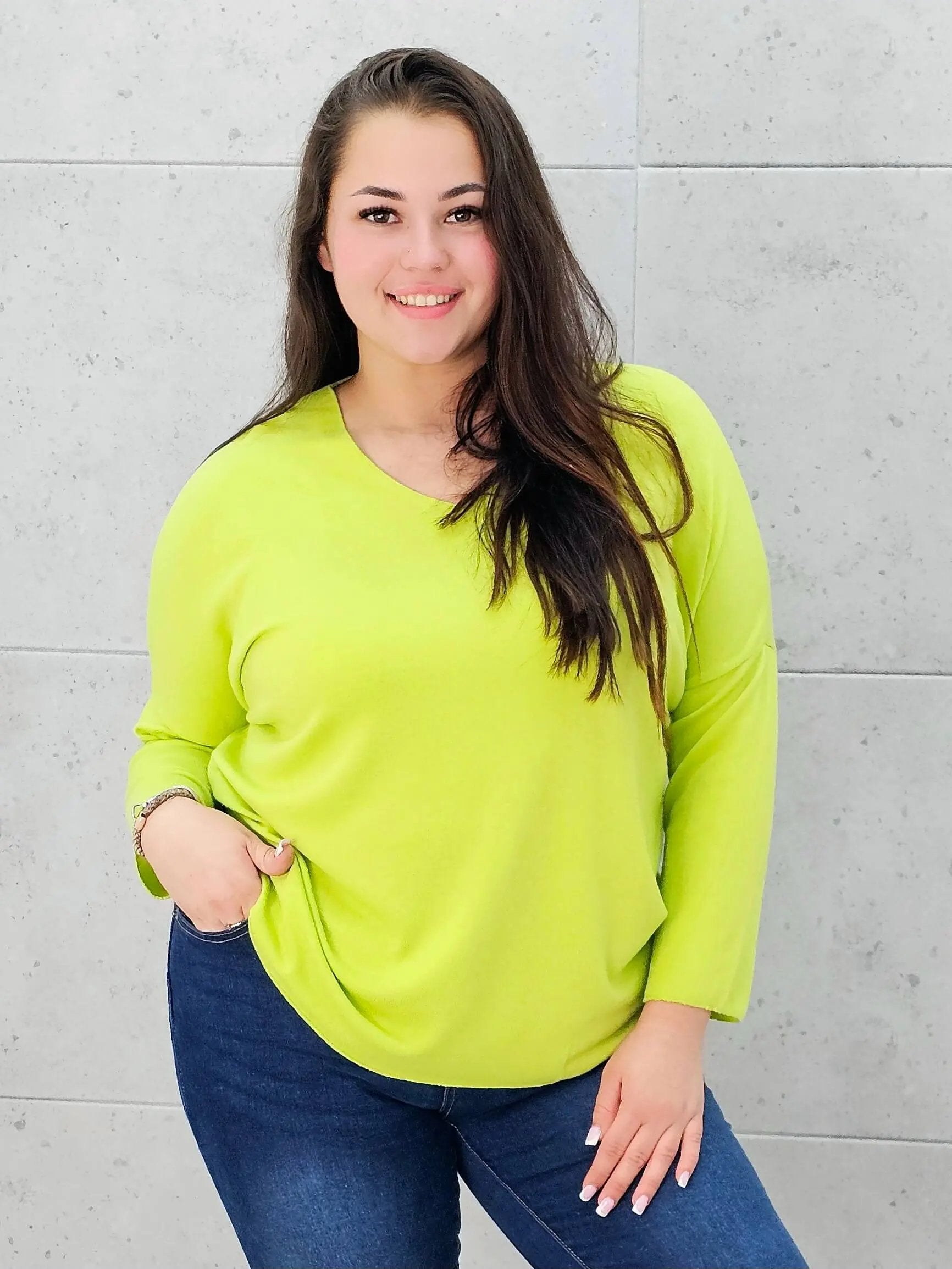 Cienki sweterek z dekoltem w serek Stylowa XL