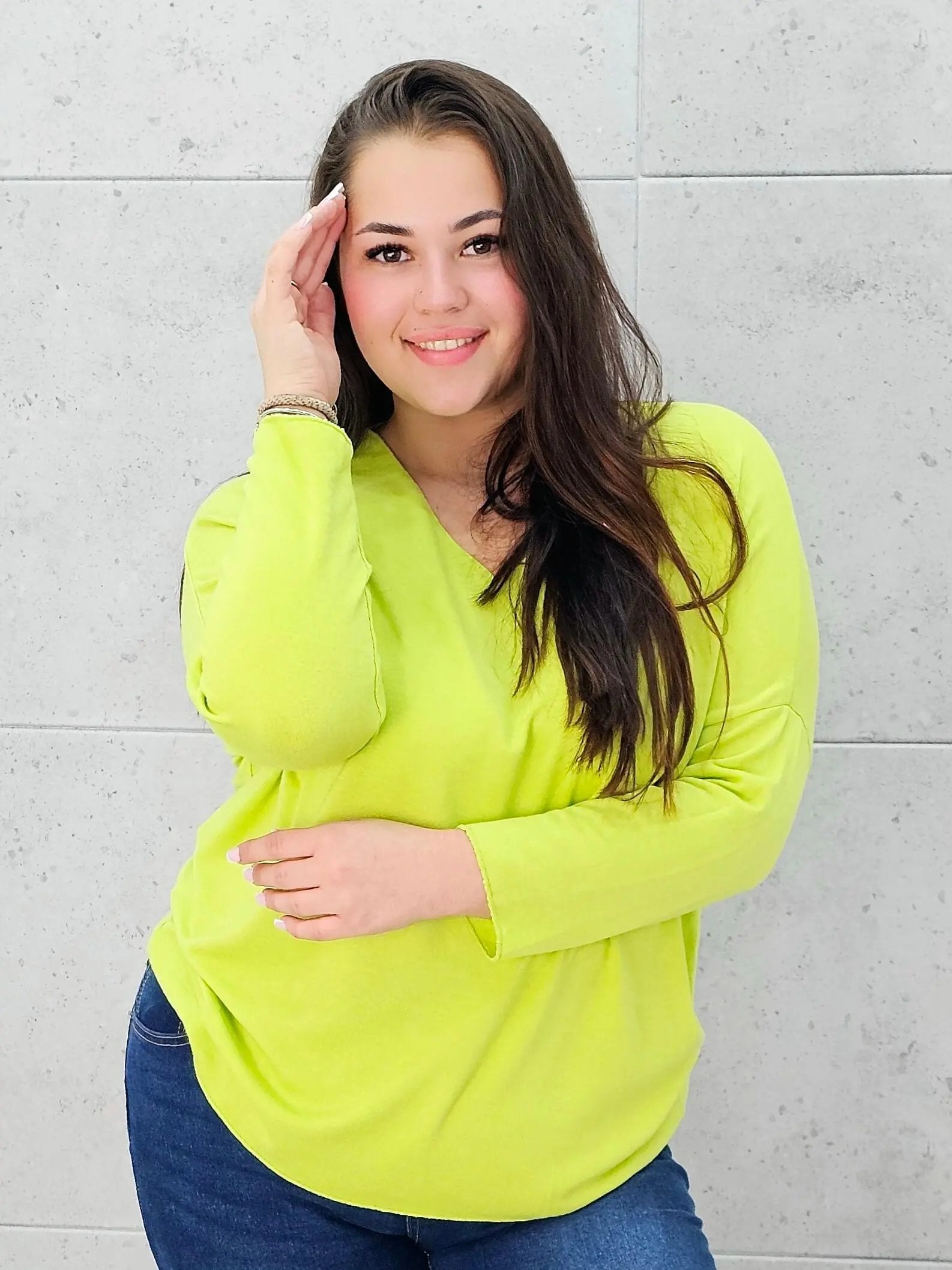 Cienki sweterek z dekoltem w serek Stylowa XL