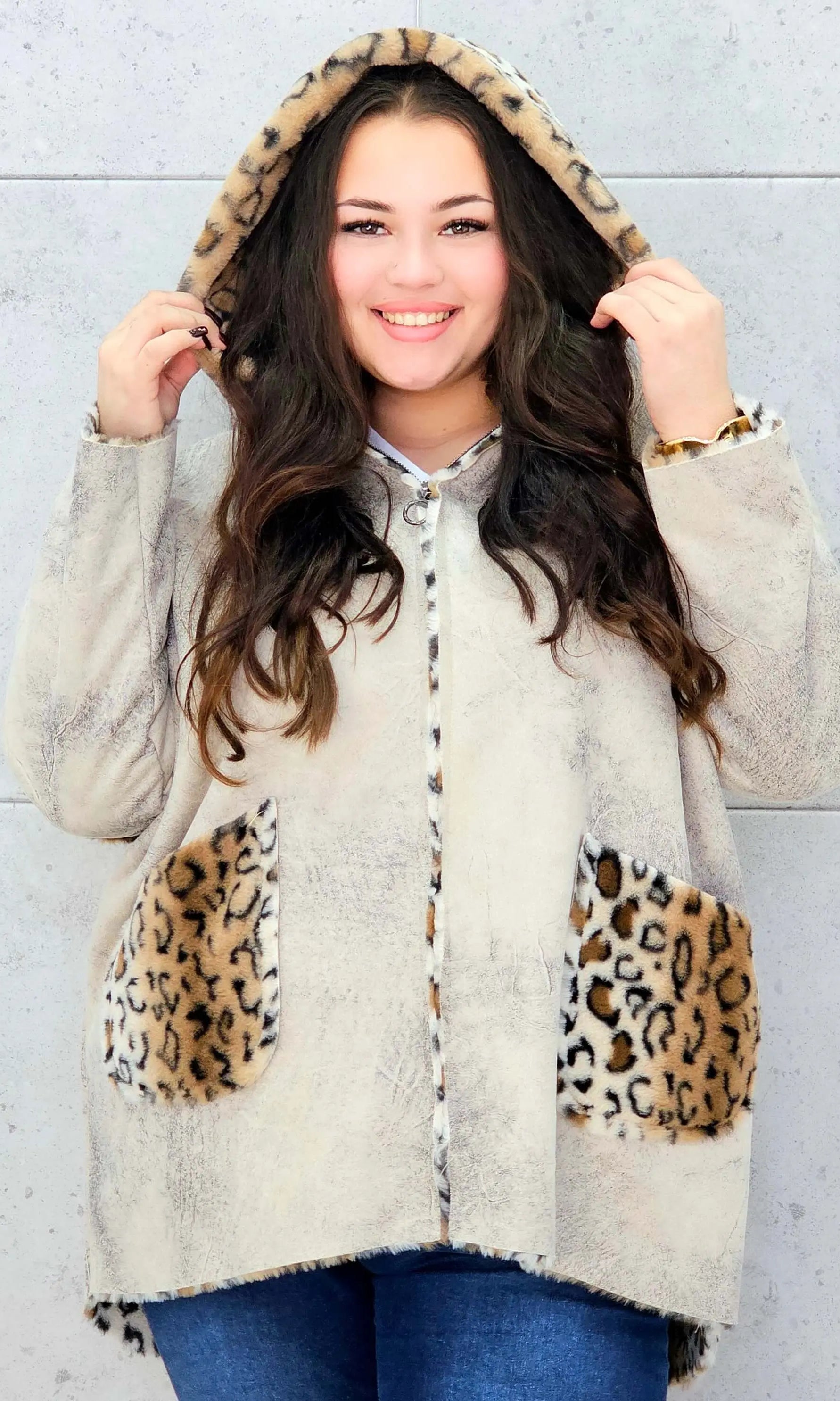 Ciepła kurtka plus size z kapturem w zwierzęcy wzór – styl i wygoda w jednym Stylowa XL