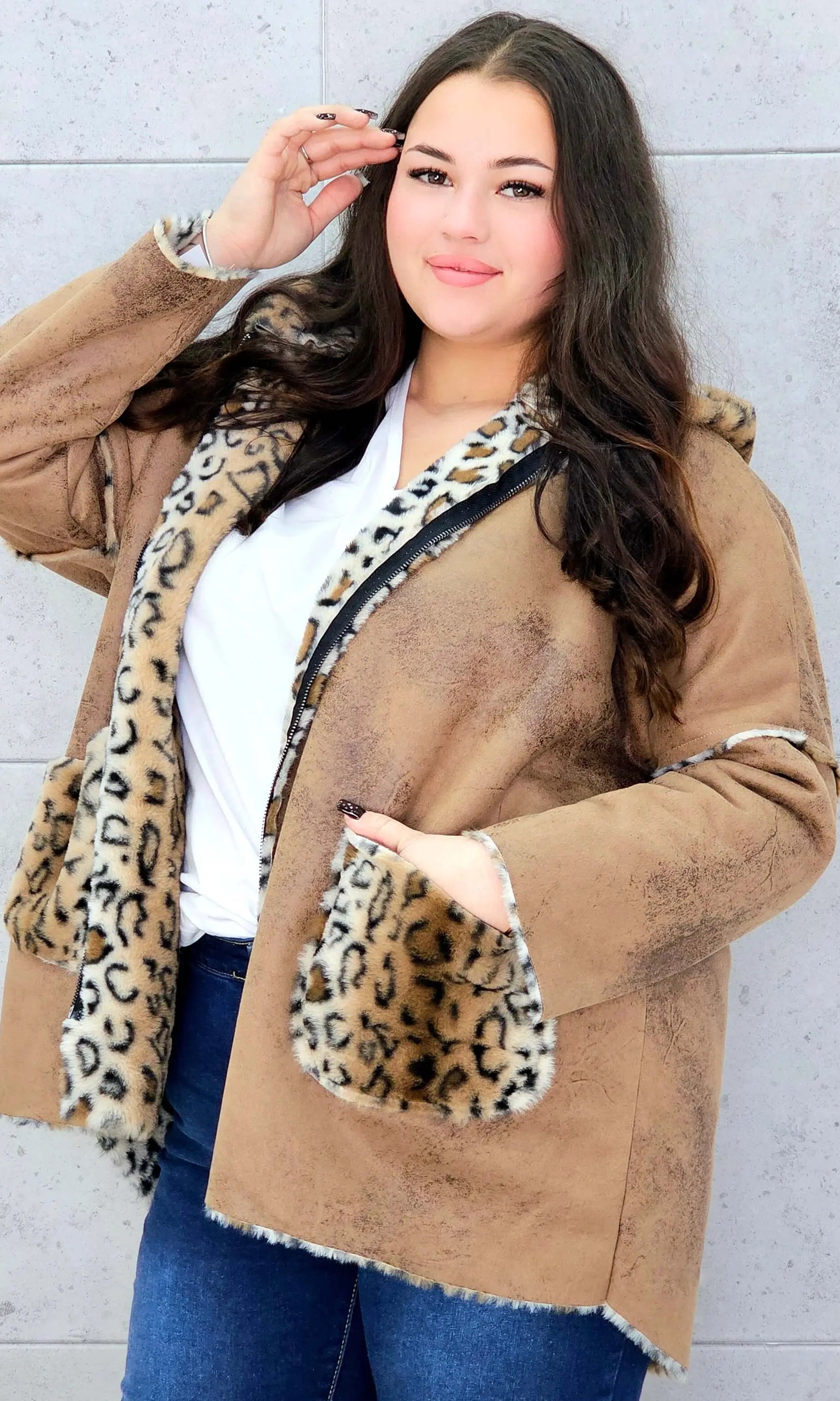 Ciepła kurtka plus size z kapturem w zwierzęcy wzór – styl i wygoda w jednym Stylowa XL