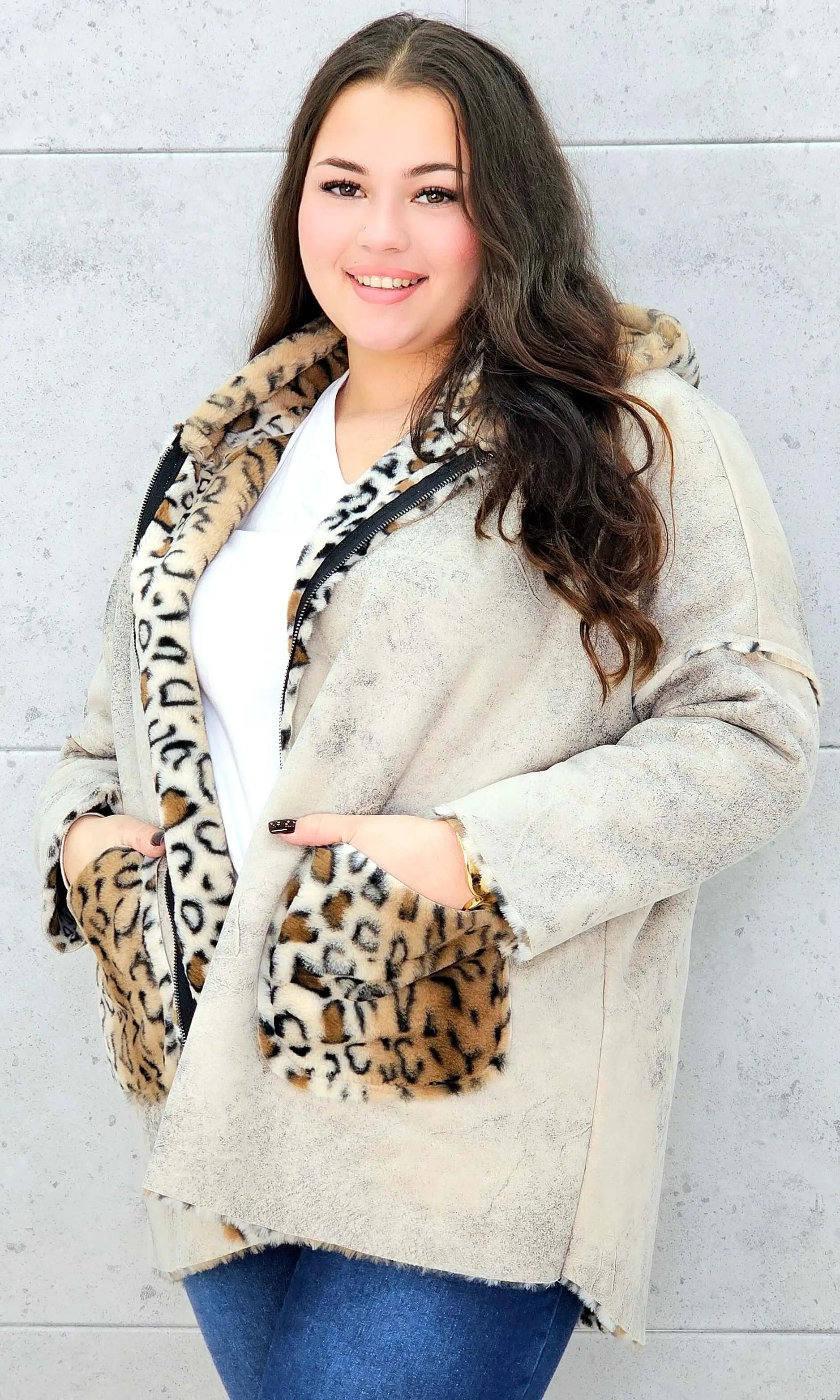 Ciepła kurtka plus size z kapturem w zwierzęcy wzór – styl i wygoda w jednym Stylowa XL