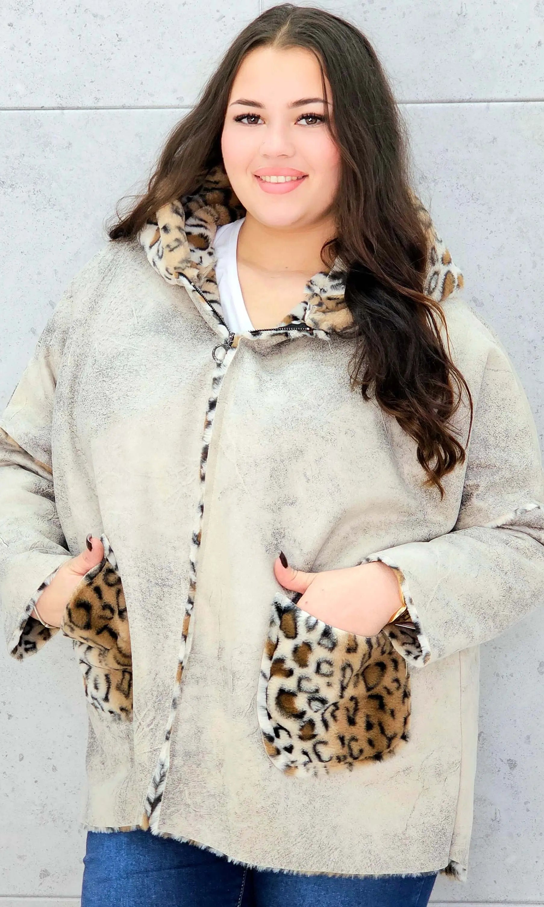 Ciepła kurtka plus size z kapturem w zwierzęcy wzór – styl i wygoda w jednym Stylowa XL